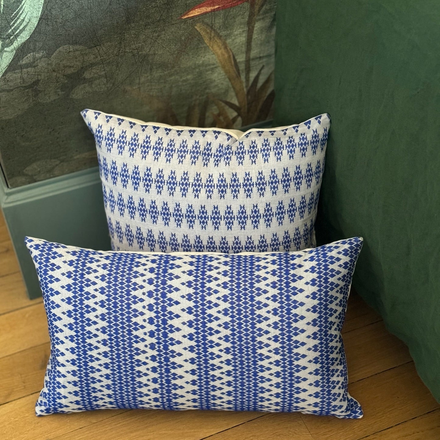 Kachin-Kissenbezug in Weiß und Blau