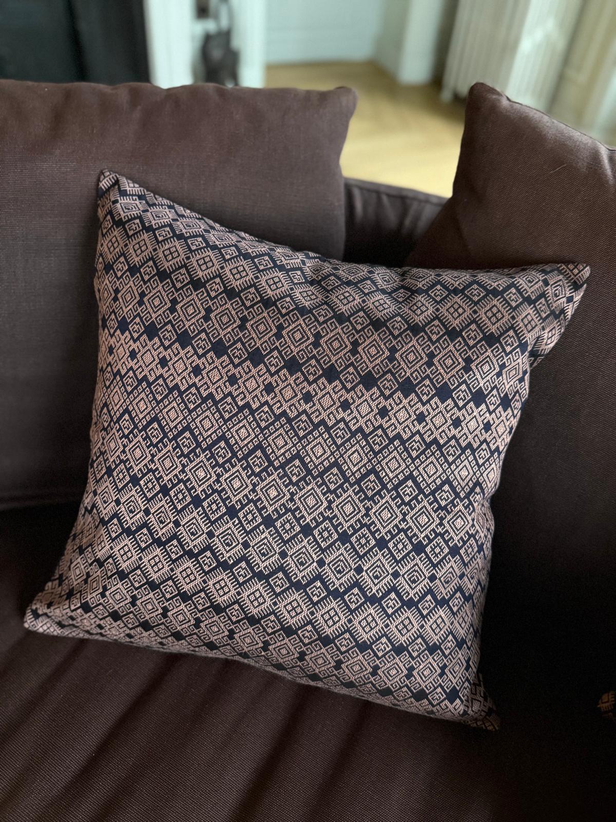 Housse de coussin Kachin bleu marine et rose (RIDA)
