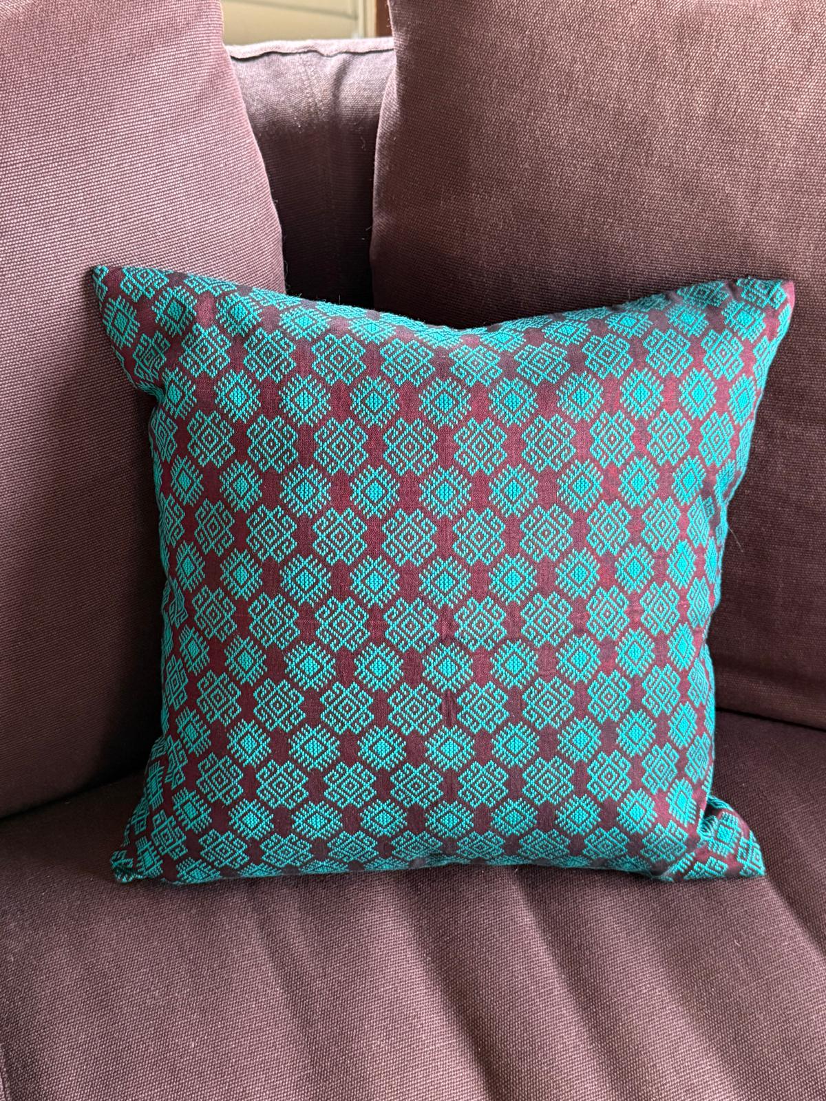 Housse de coussin Kachin bordeaux et turquoise (RIDA)