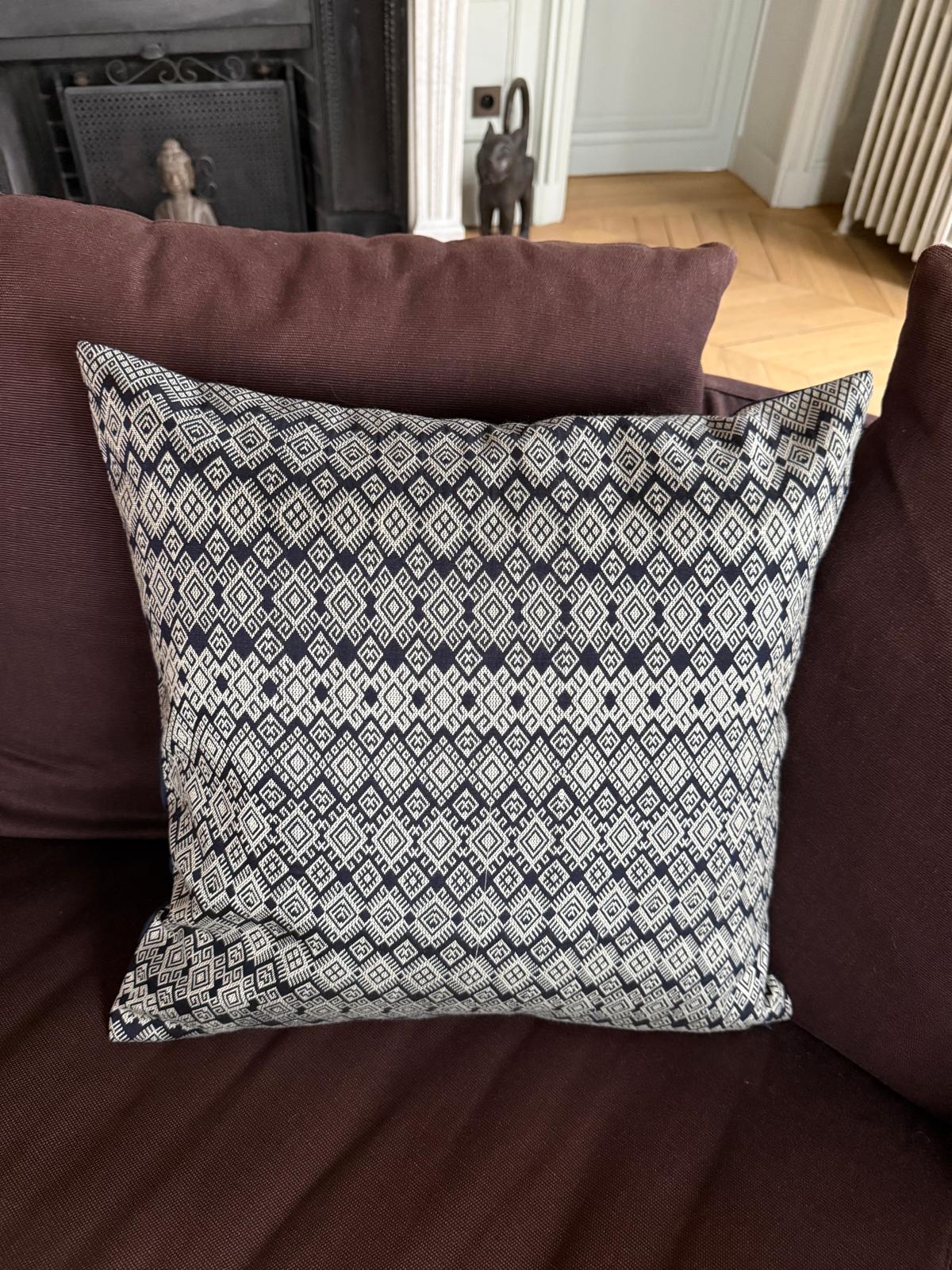 Housse de coussin Kachin noir et blanc (RIDA)