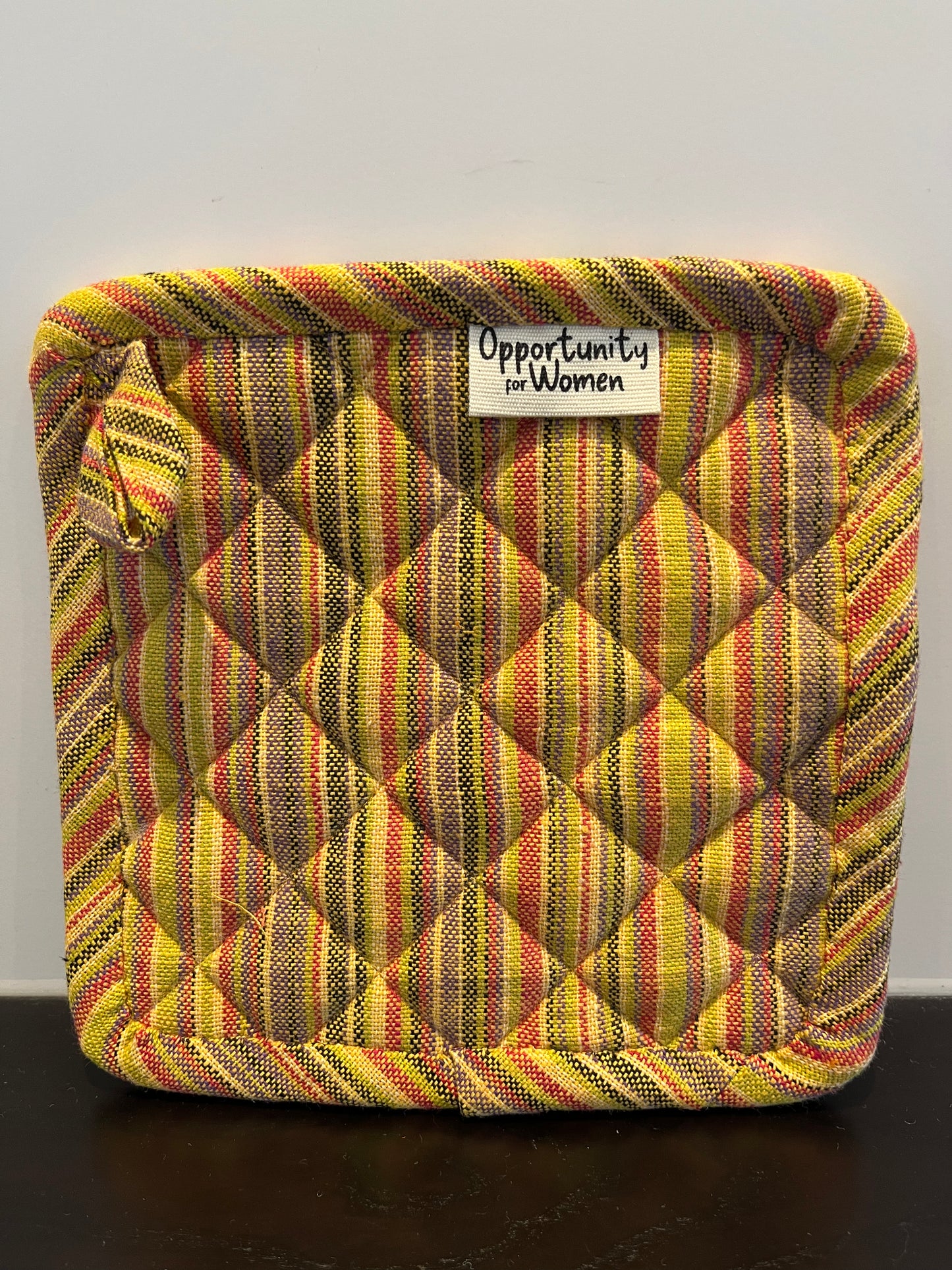 Gelber quadratischer Topflappen mit bunten Linien