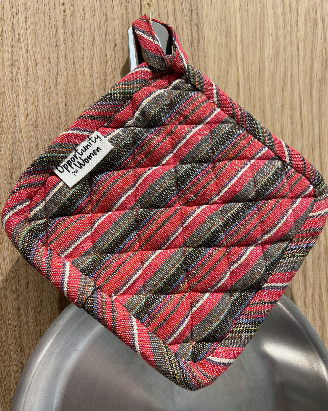 Roter und schwarzer quadratischer Ofenhandschuh