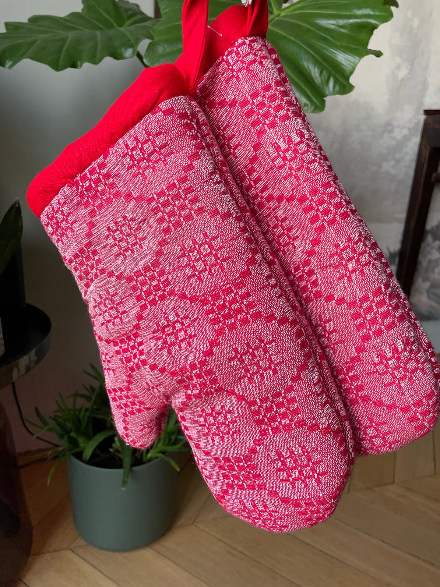 Topflappen mit rotem Muster