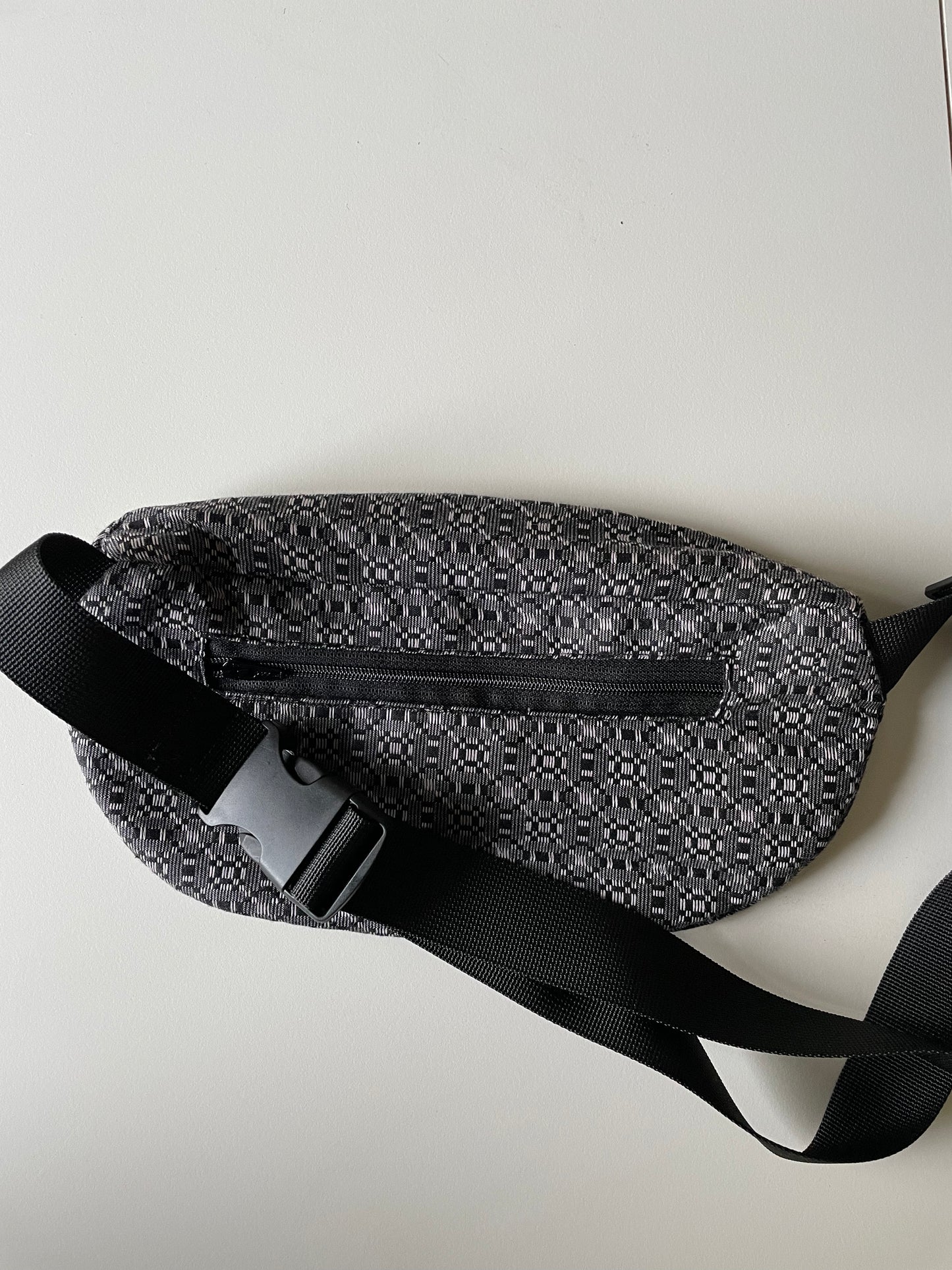 Sac banane Rakhine gris & blanc