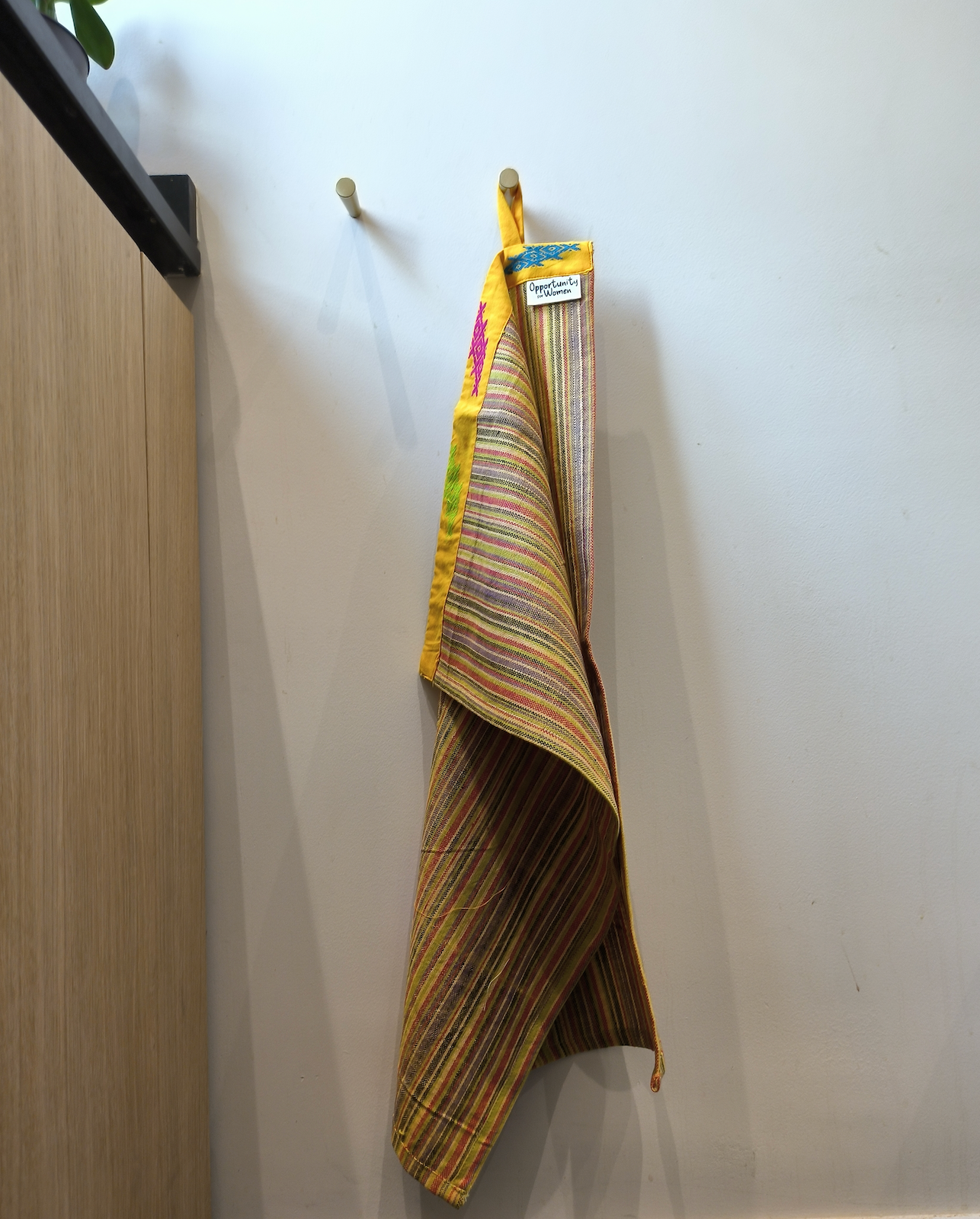 Torchon de cuisine jaune à lignes multicolores