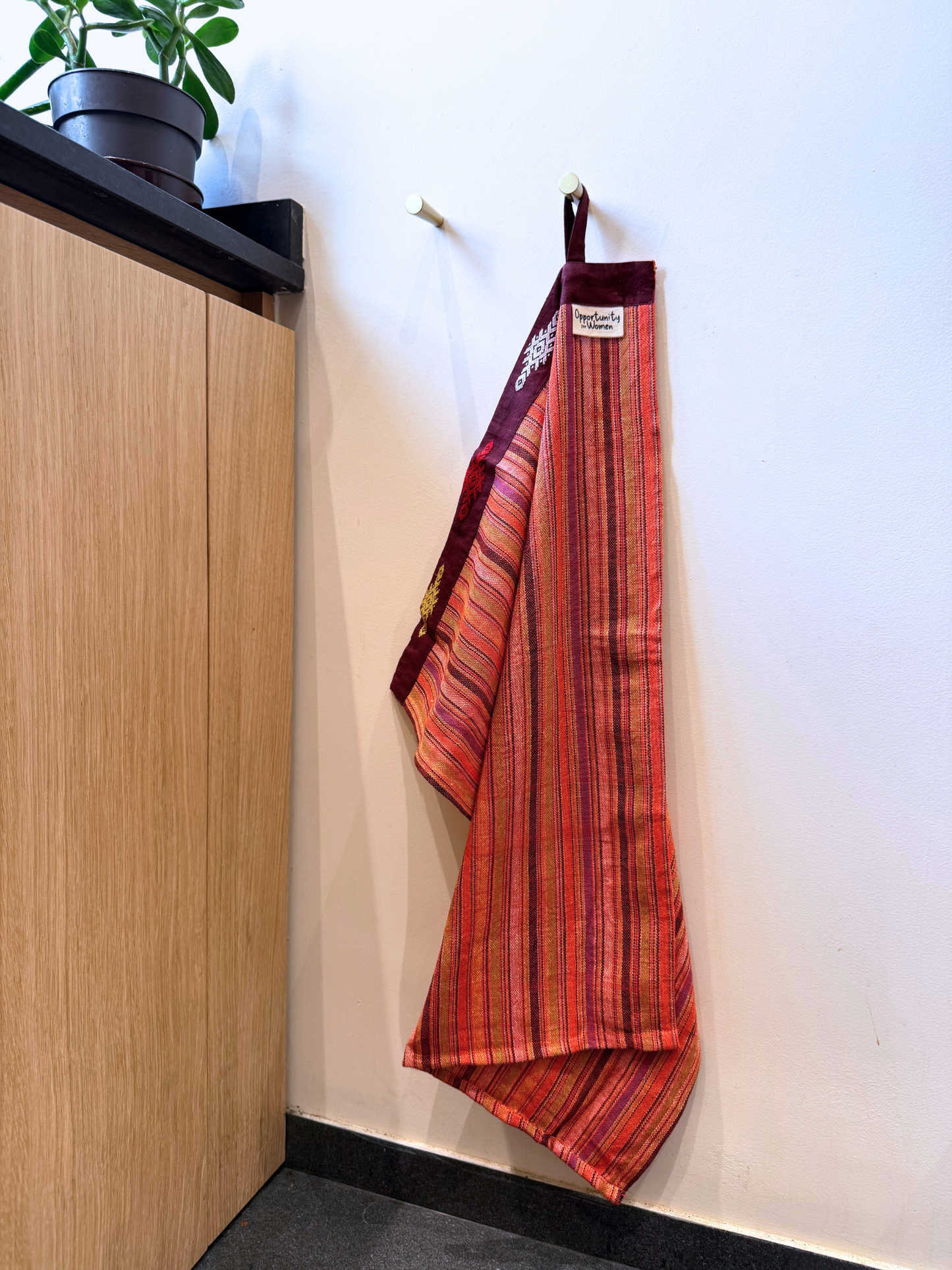 Torchon de cuisine rouge à lignes multicolores