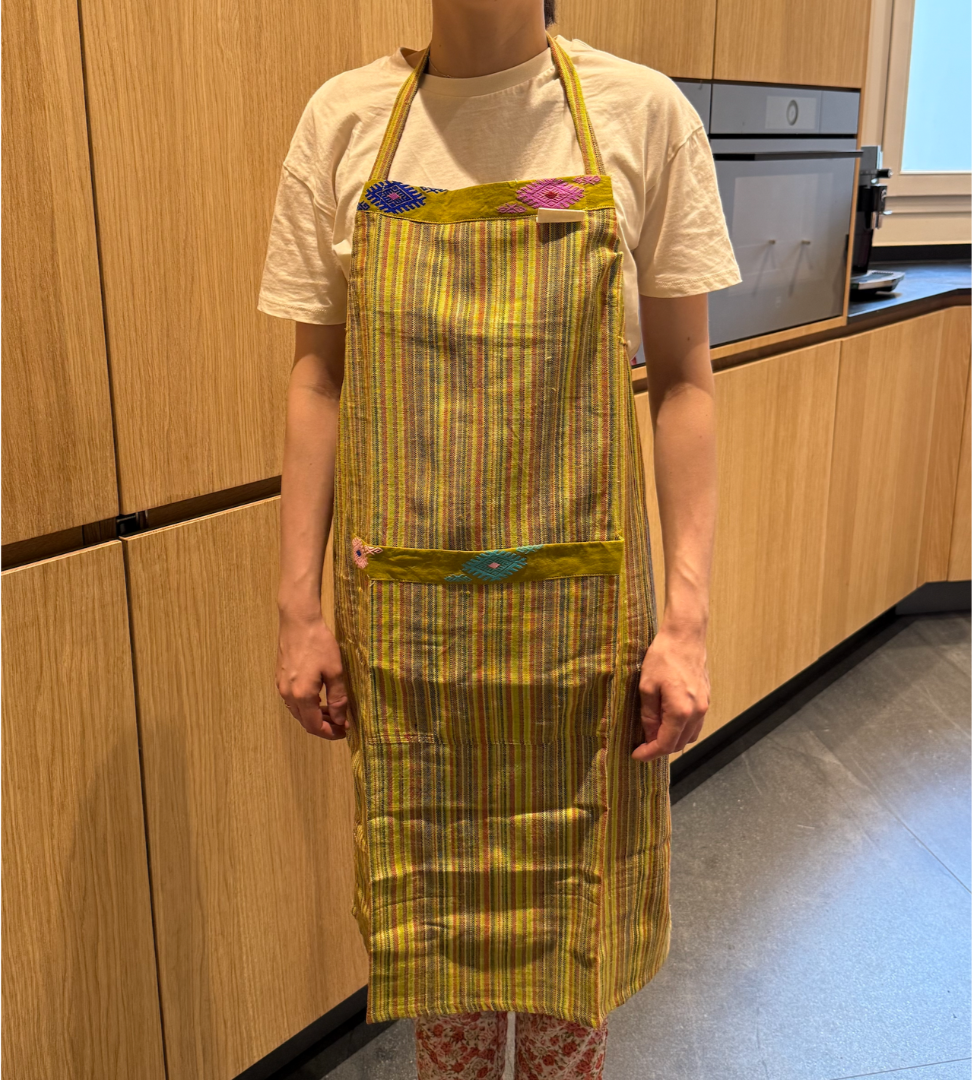 Grüne Küchenschürze mit bunten Linien