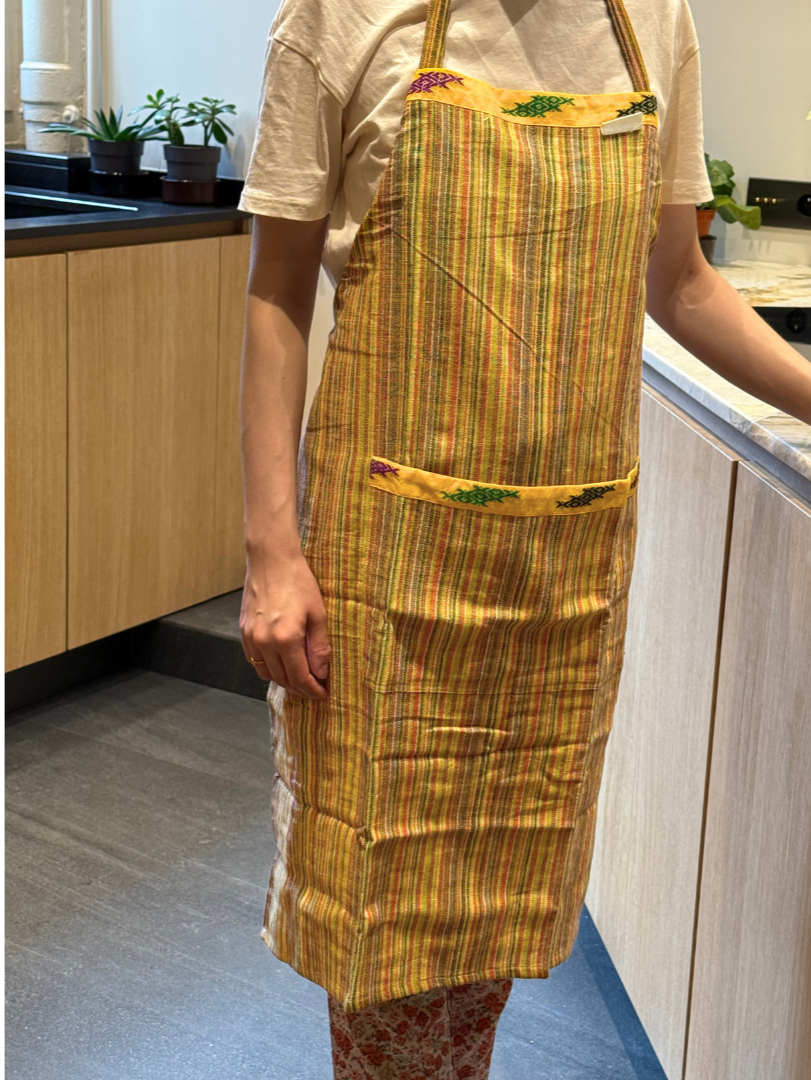 Gelbe Küchenschürze mit bunten Linien