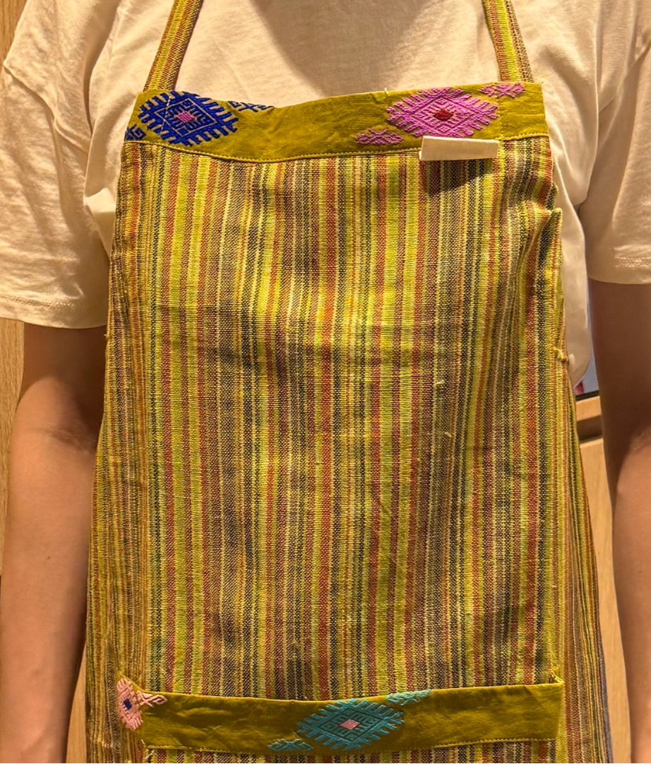 Grüne Küchenschürze mit bunten Linien