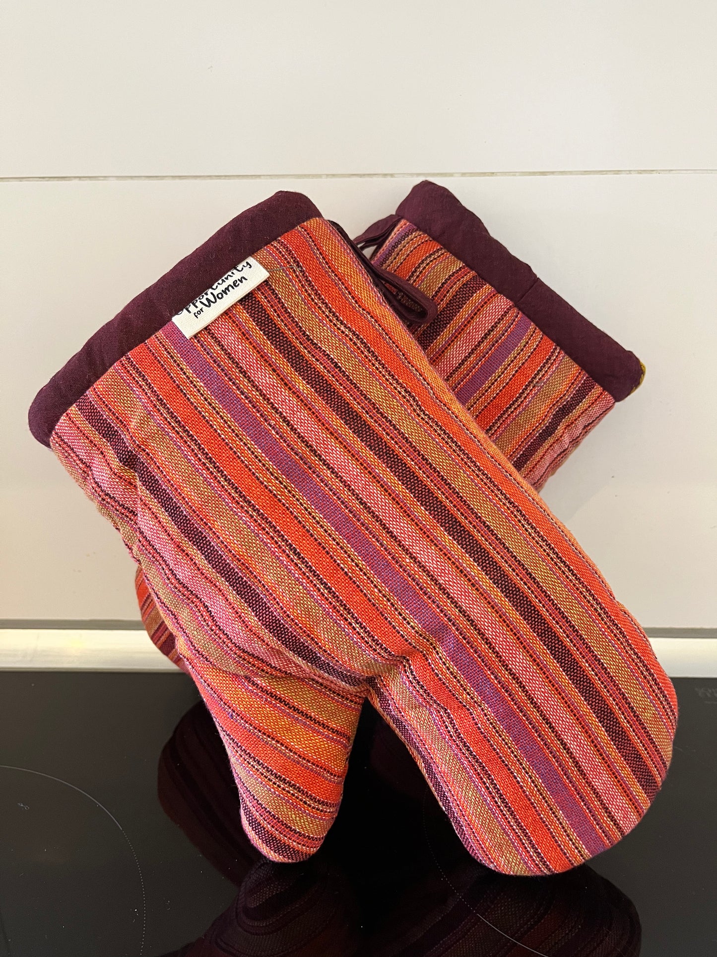 Rote Topflappen mit bunten Linien 