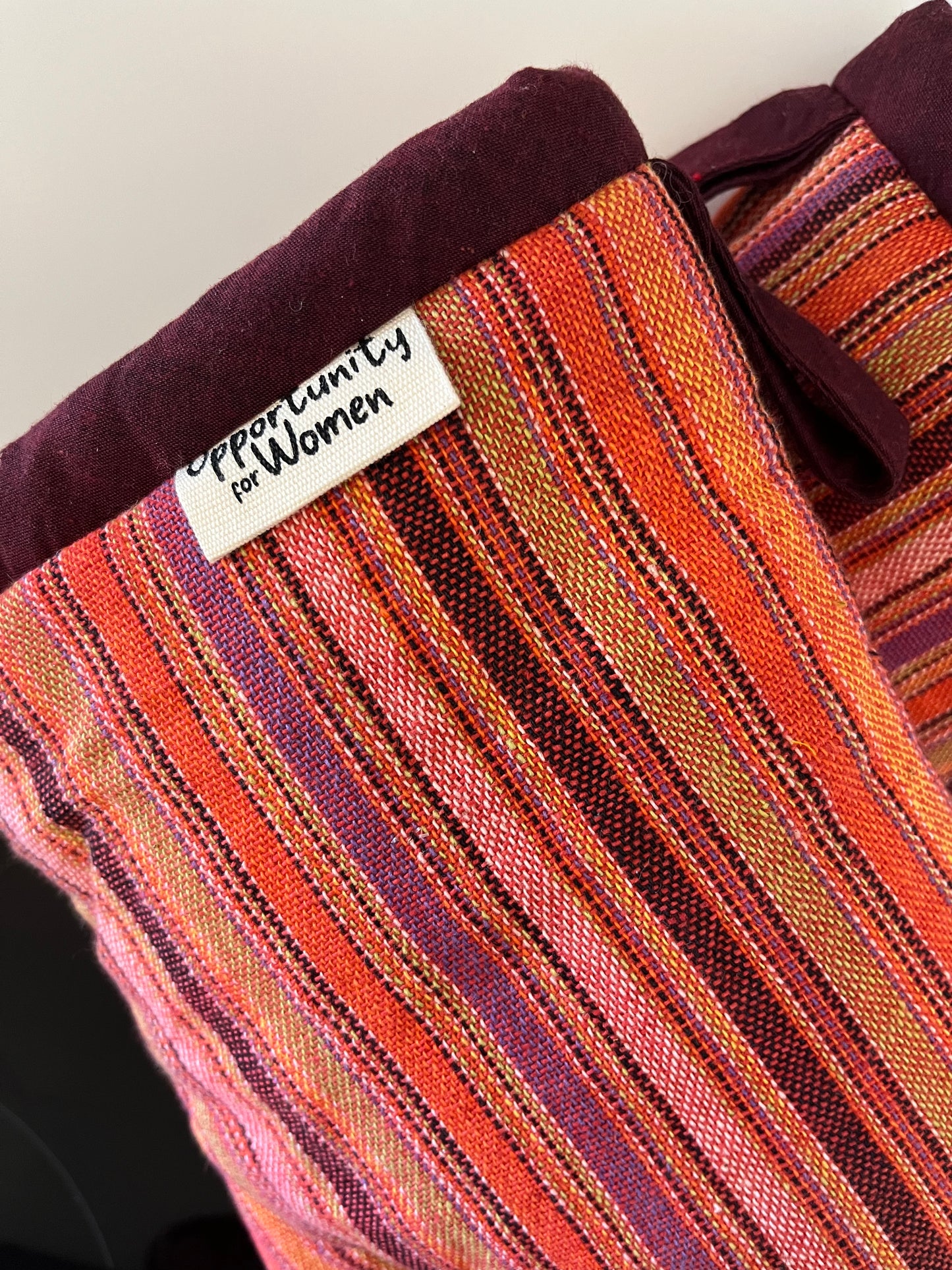 Rote Topflappen mit bunten Linien 