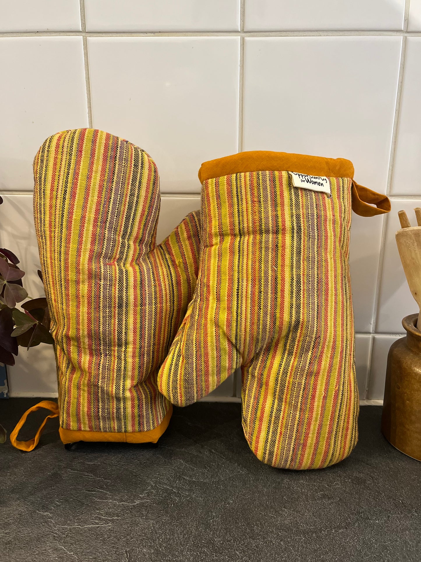 Gelbe Topflappen mit bunten Linien 