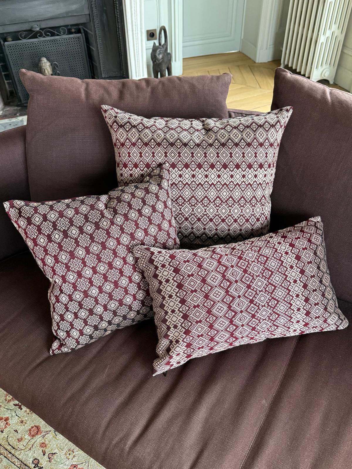 Housse de coussin Kachin bordeaux et beige (RIDA)