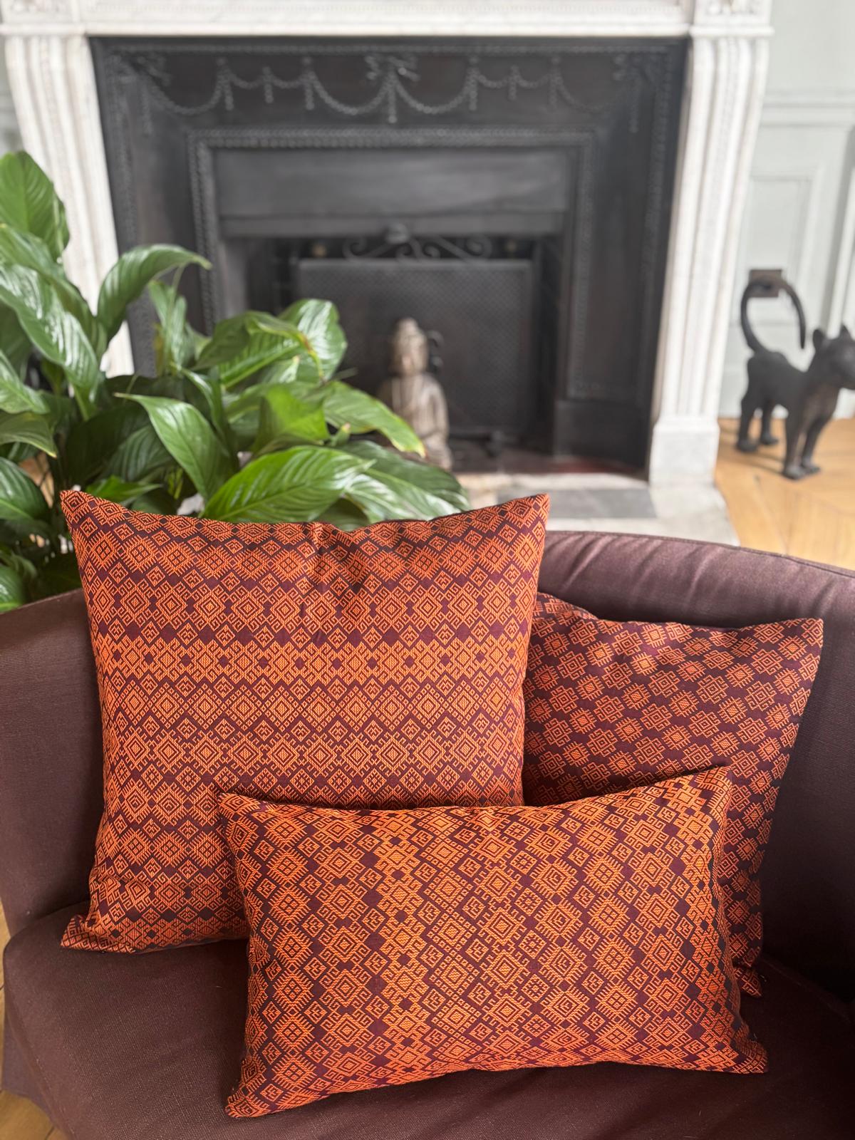 Housse de coussin Kachin bordeaux et orange (RIDA)