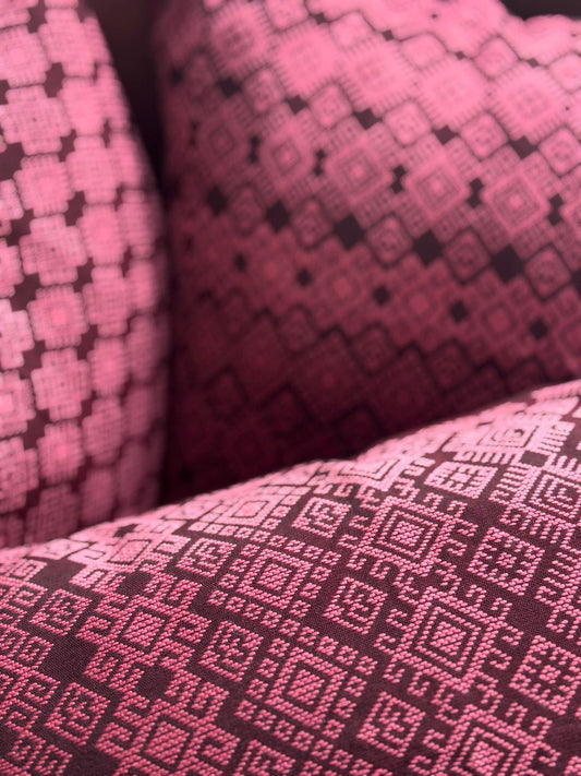 Housse de coussin Kachin bordeaux et rose (RIDA)