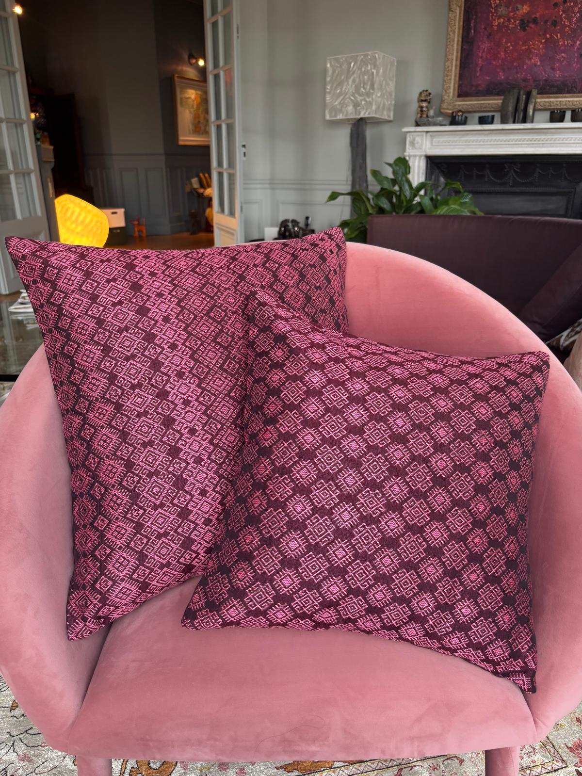 Housse de coussin Kachin bordeaux et rose (RIDA)