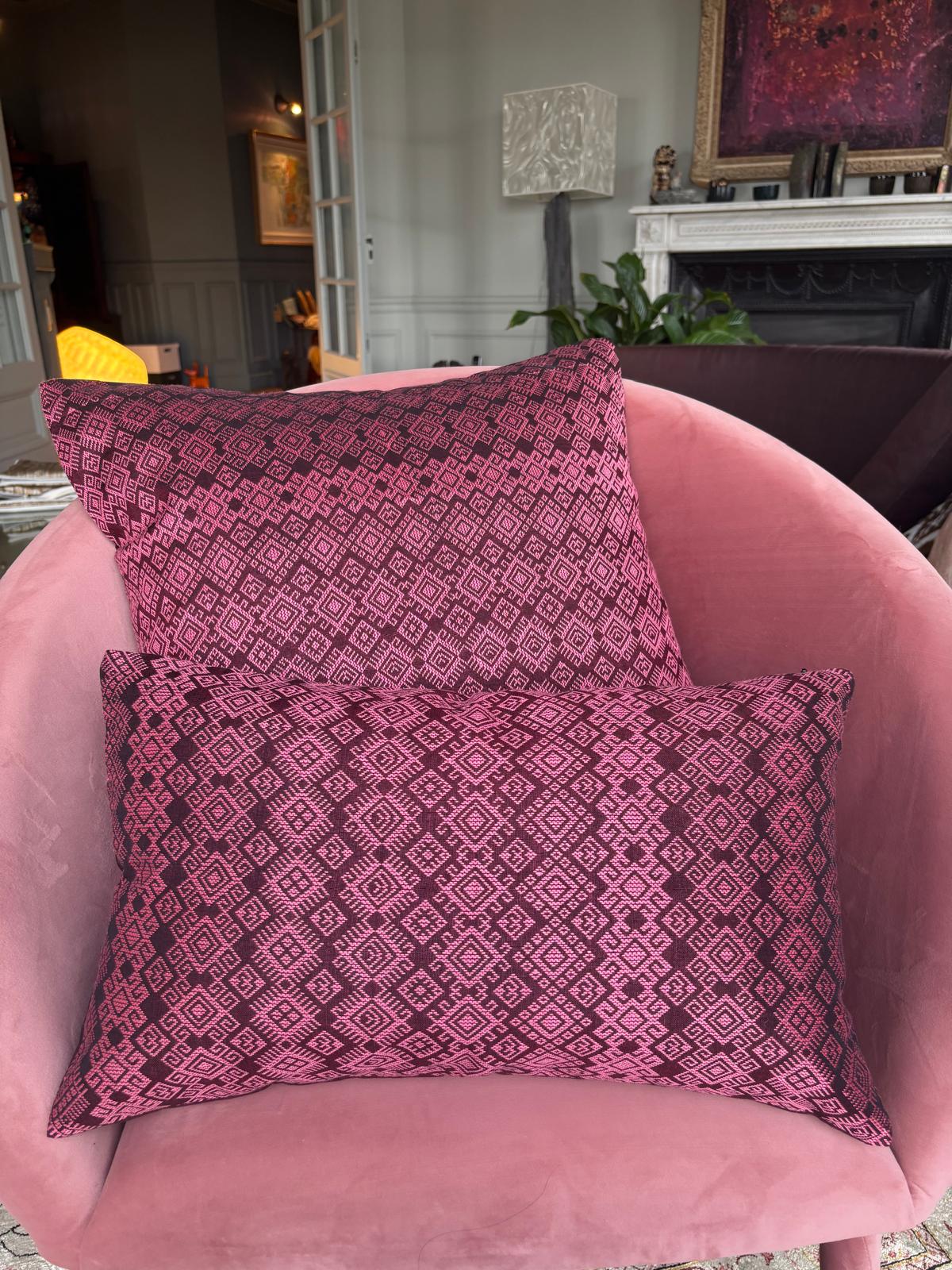 Housse de coussin Kachin bordeaux et rose (RIDA)