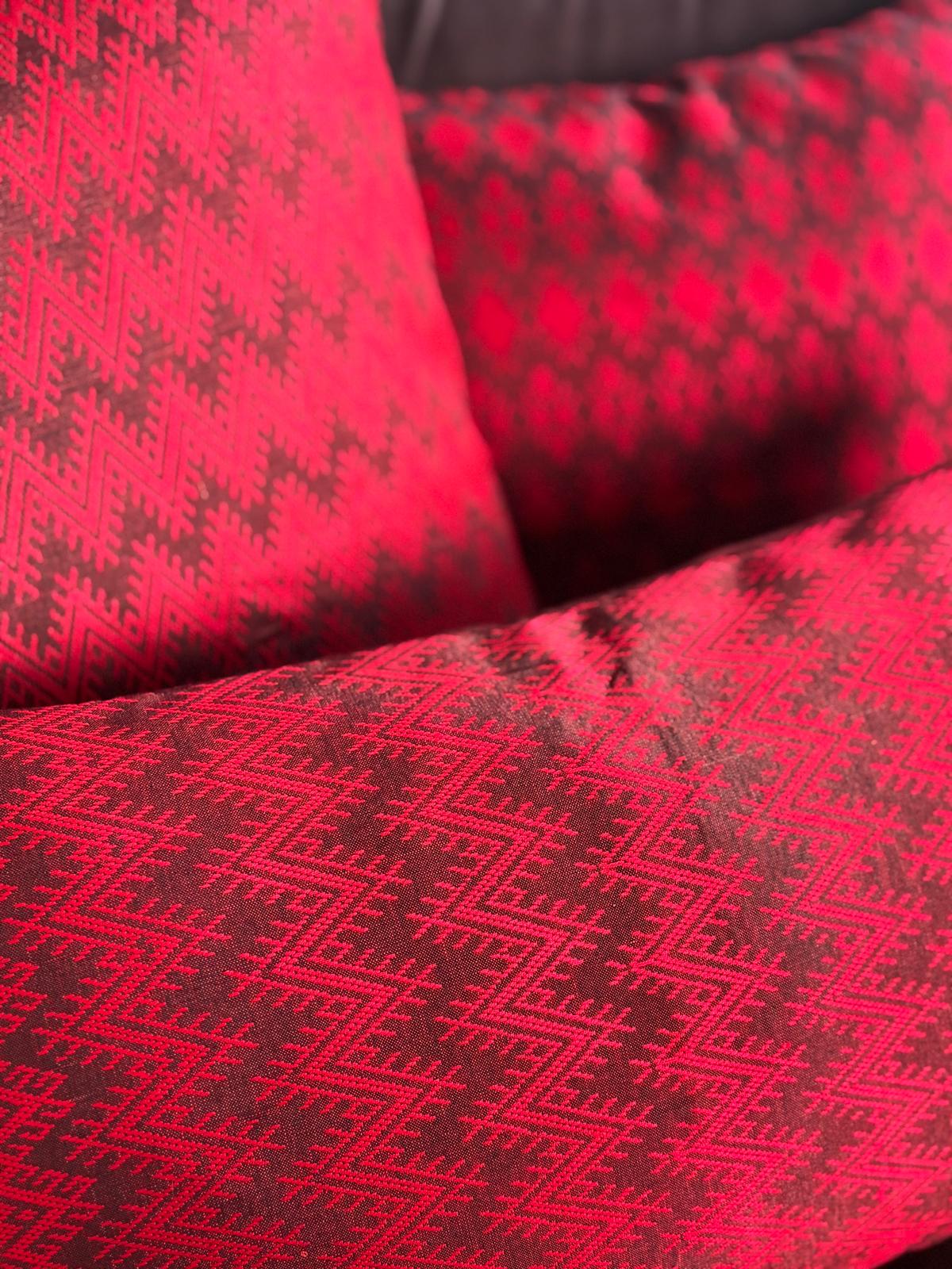 Housse de coussin Kachin bordeaux et rouge