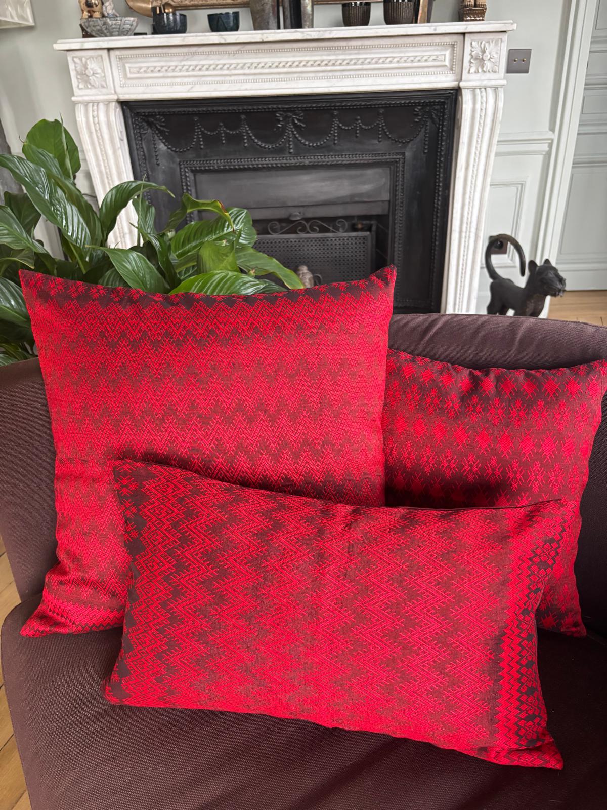 Housse de coussin Kachin bordeaux et rouge