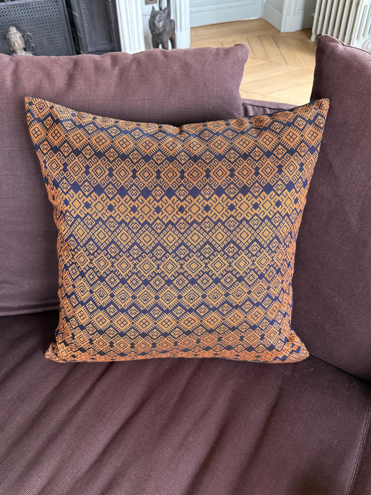 Housse de coussin Kachin bleu marine et orange (RIDA)