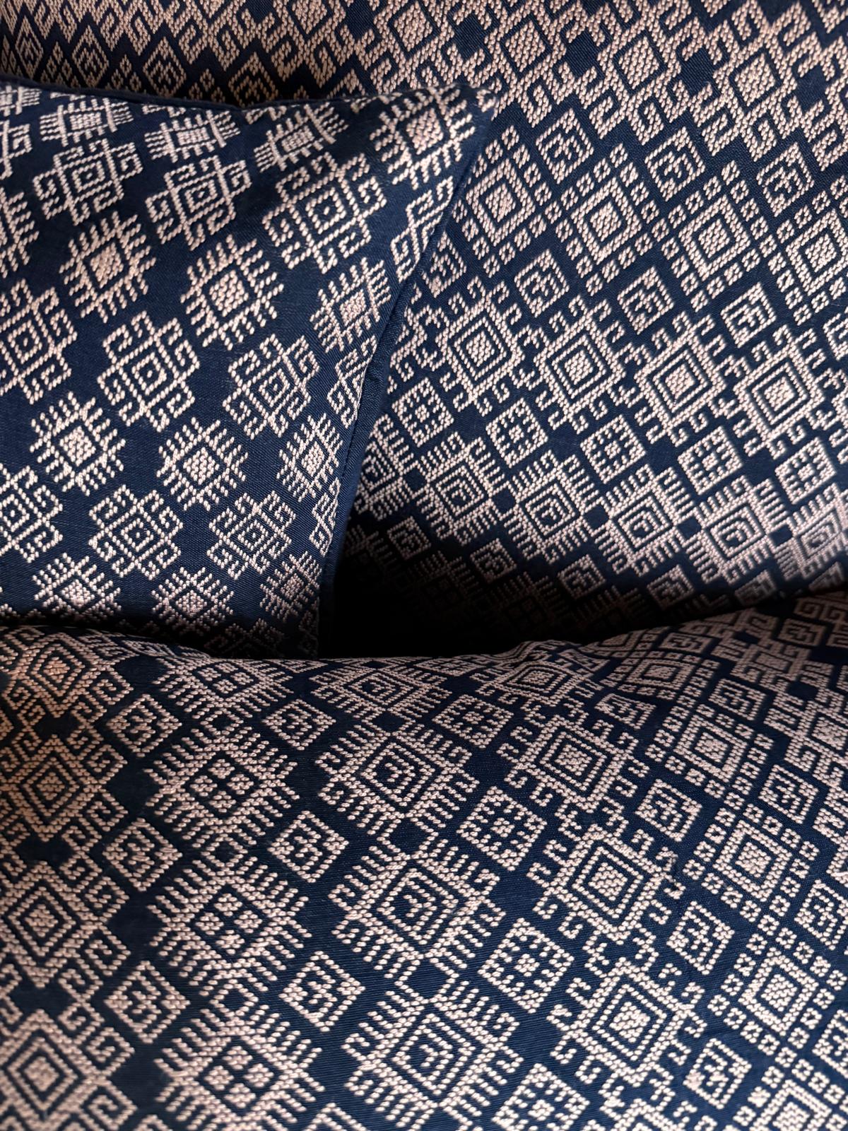 Housse de coussin Kachin bleu marine et rose (RIDA)