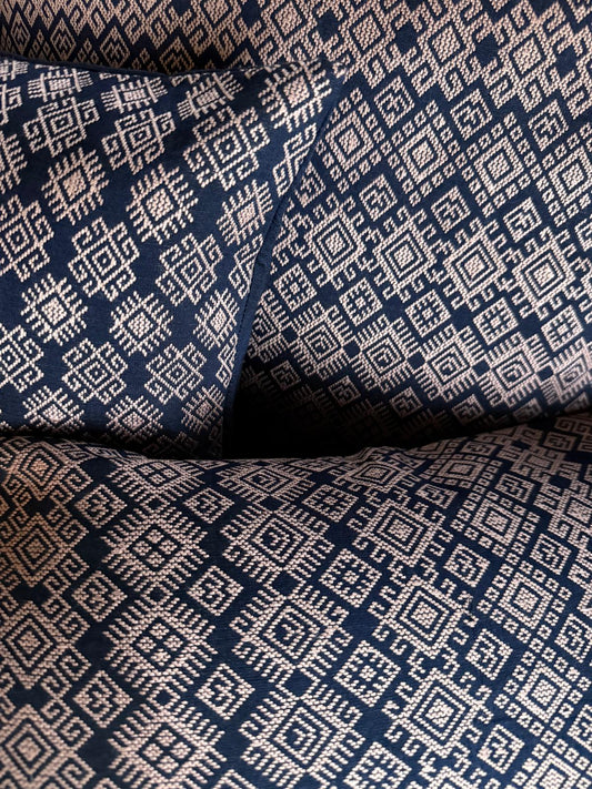 Housse de coussin Kachin bleu marine et rose (RIDA)