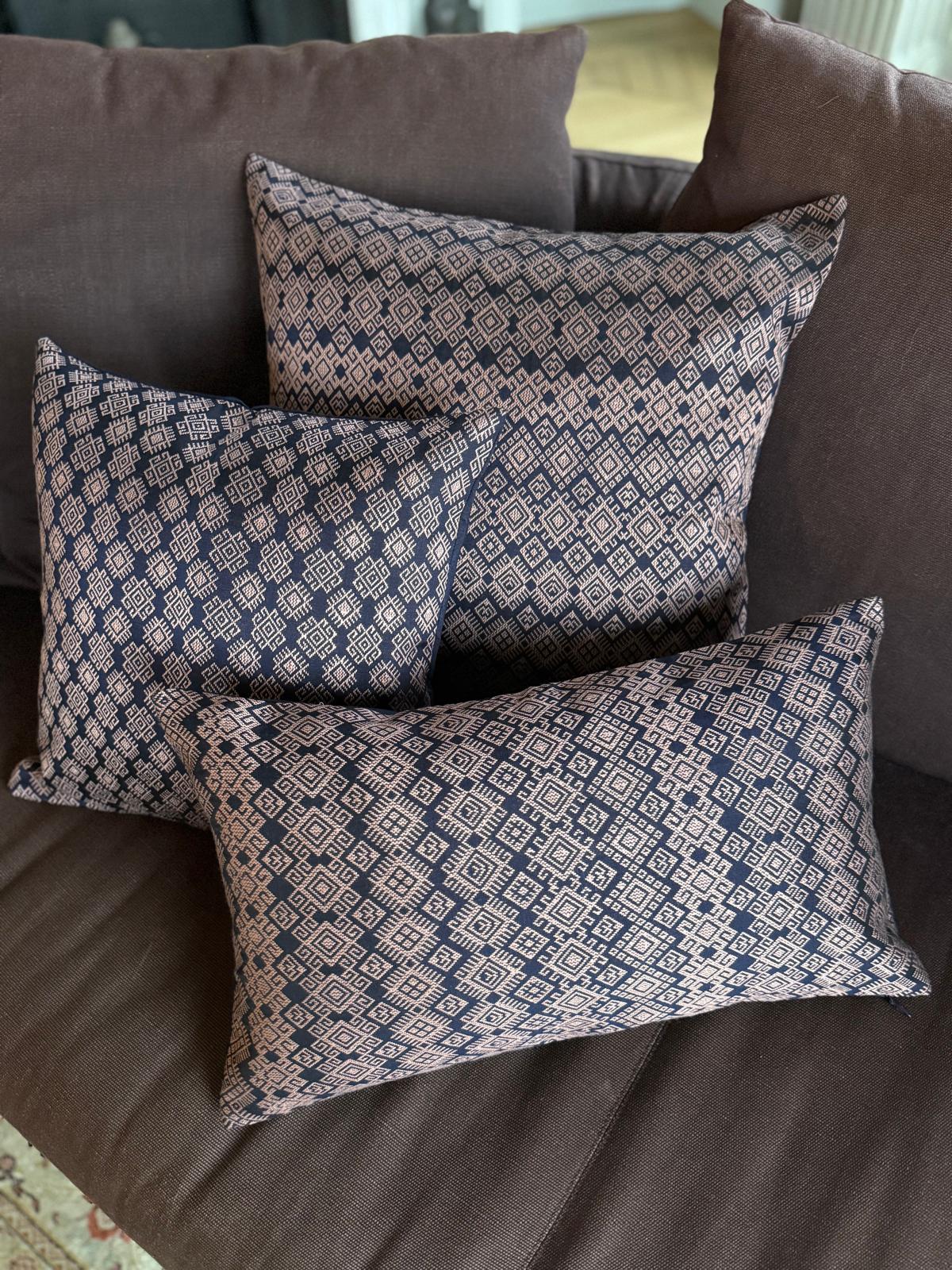 Housse de coussin Kachin bleu marine et rose (RIDA)
