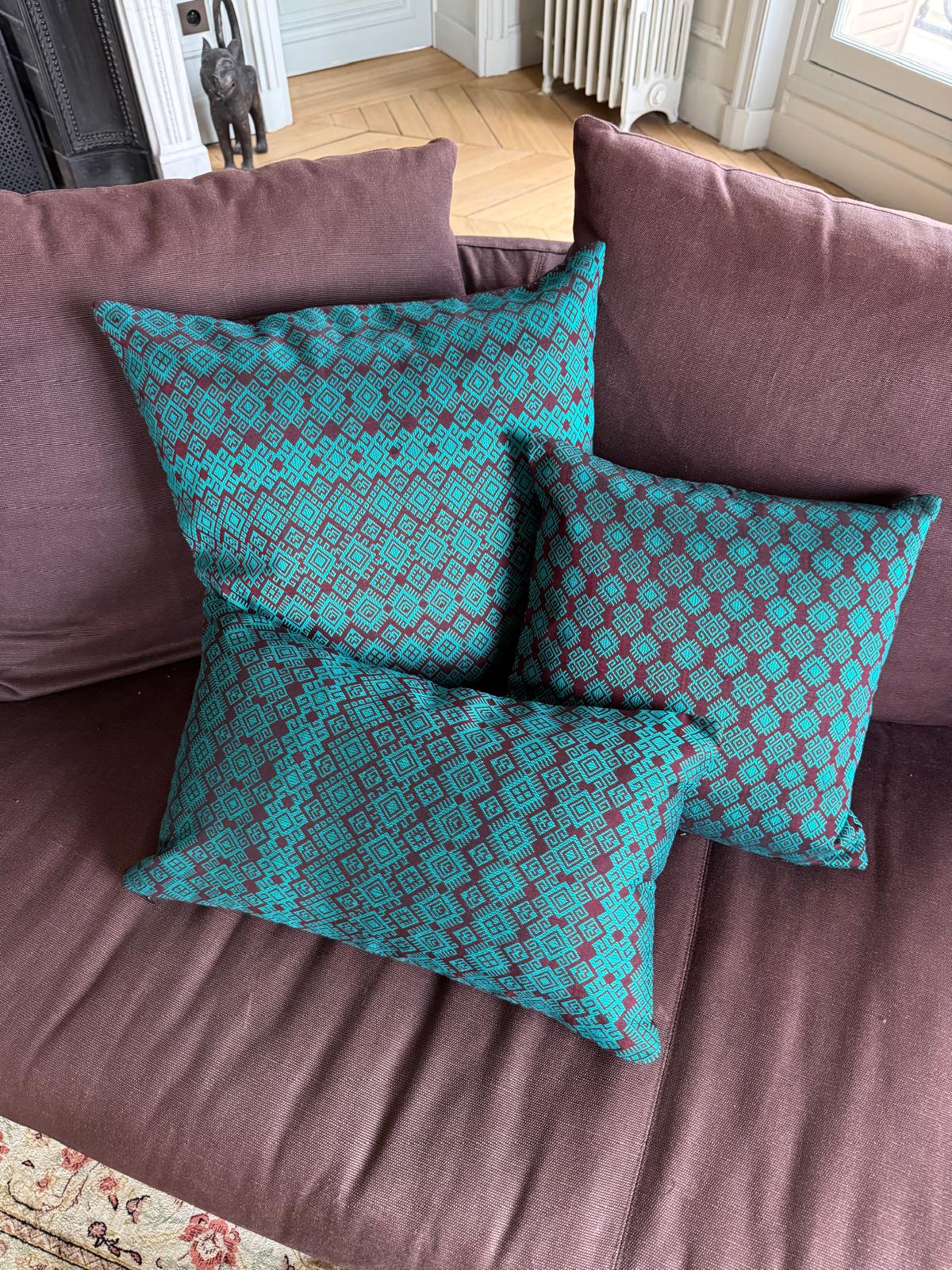 Housse de coussin Kachin bordeaux et turquoise (RIDA)