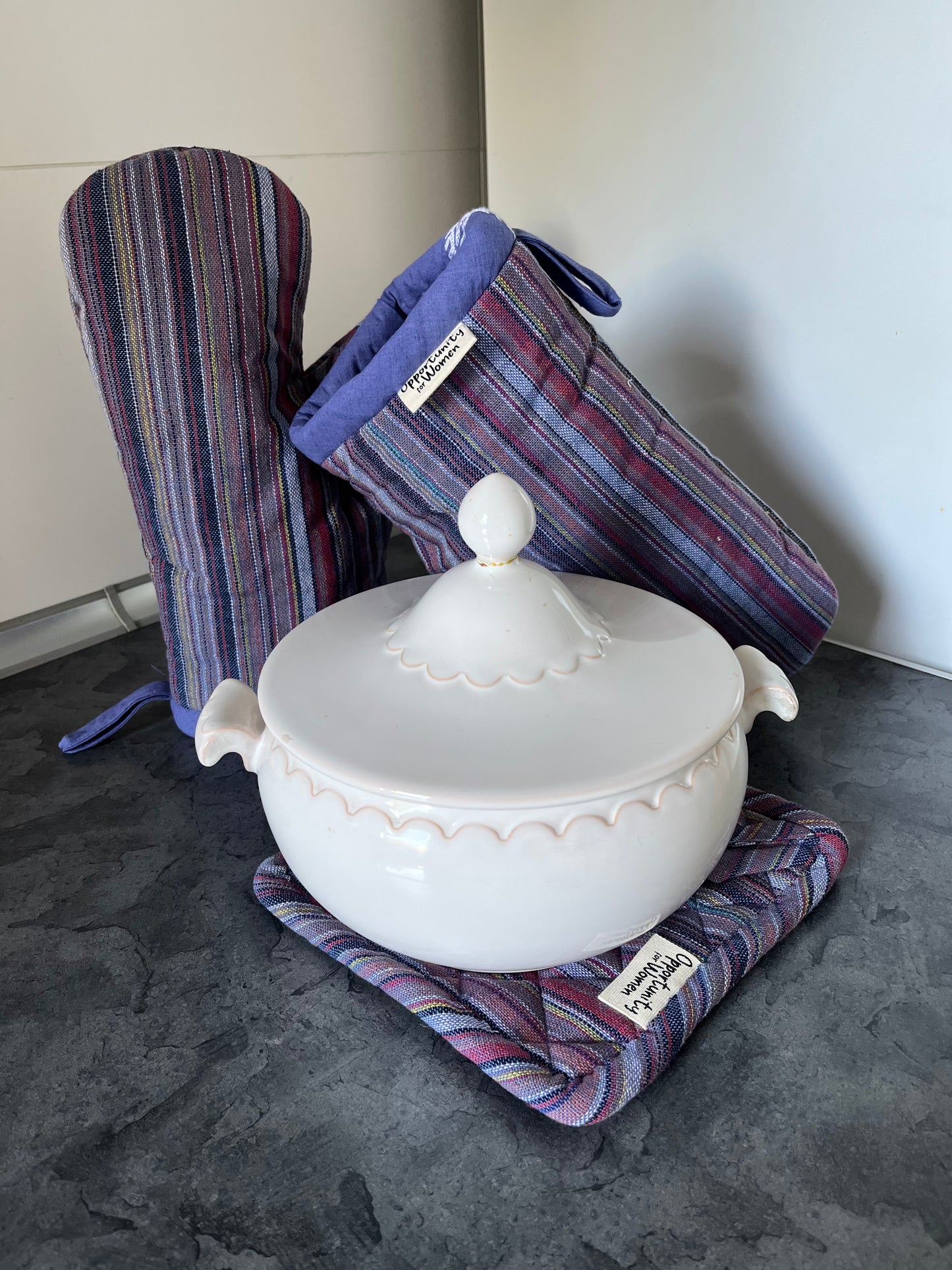 Blaue Topflappen mit bunten Linien 