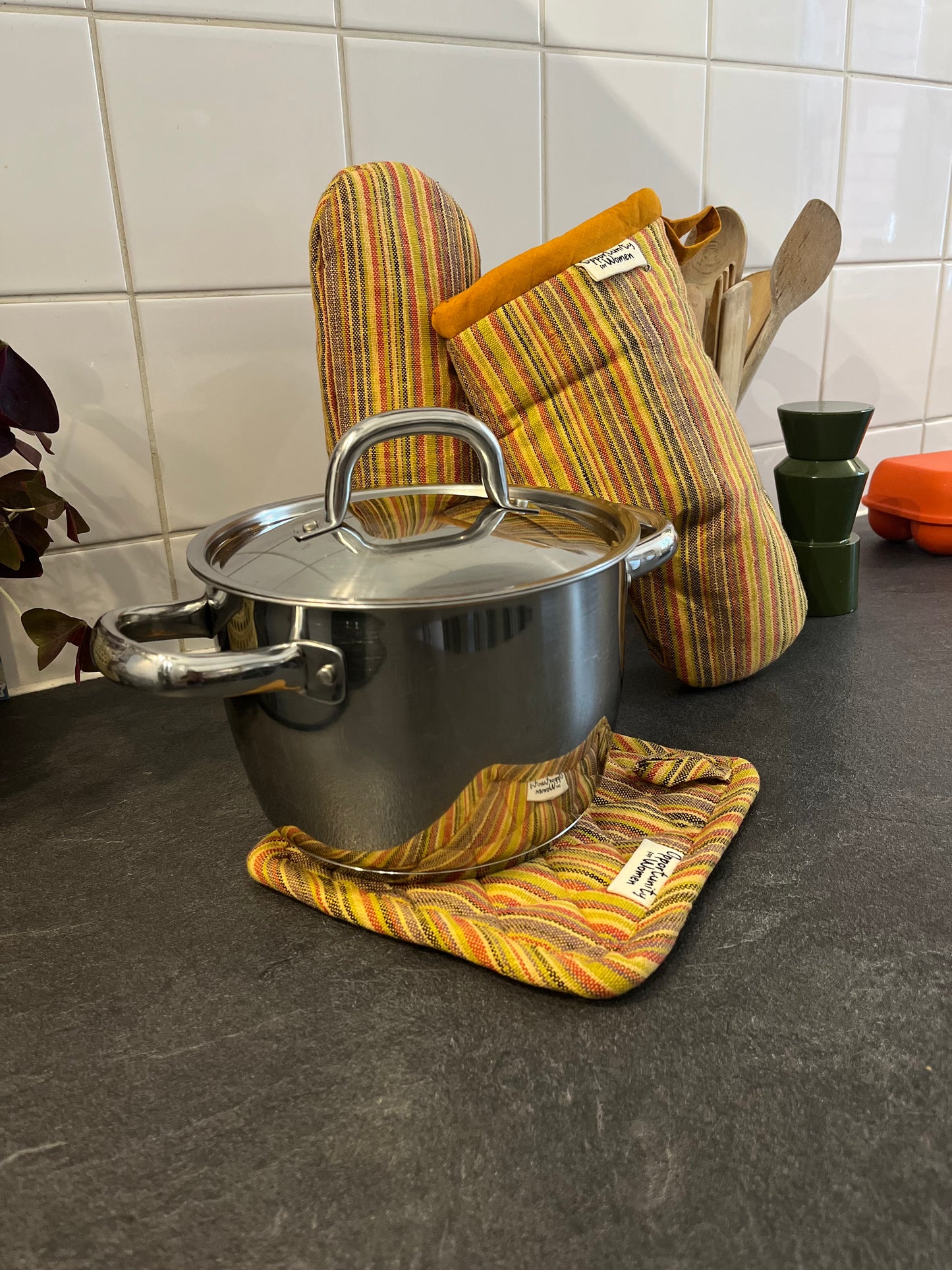 Gelbe Topflappen mit bunten Linien 