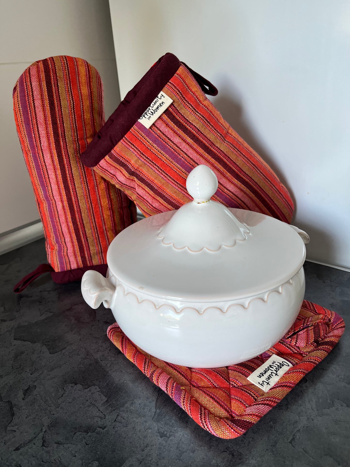 Rote Topflappen mit bunten Linien 