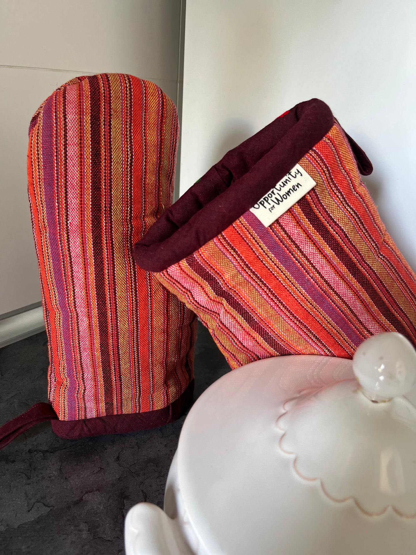 Rote Topflappen mit bunten Linien 