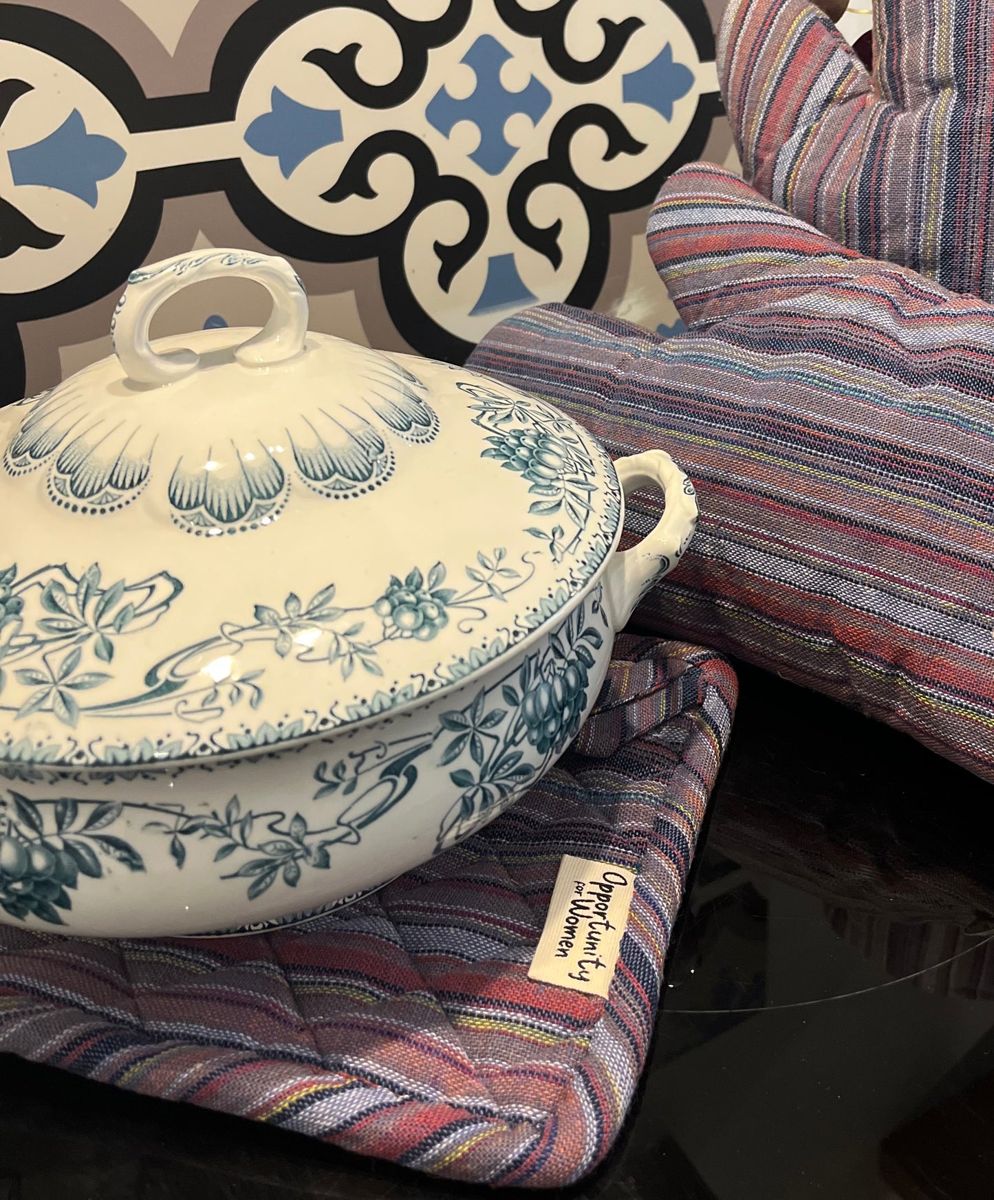 Blauer quadratischer Topflappen mit bunten Linien