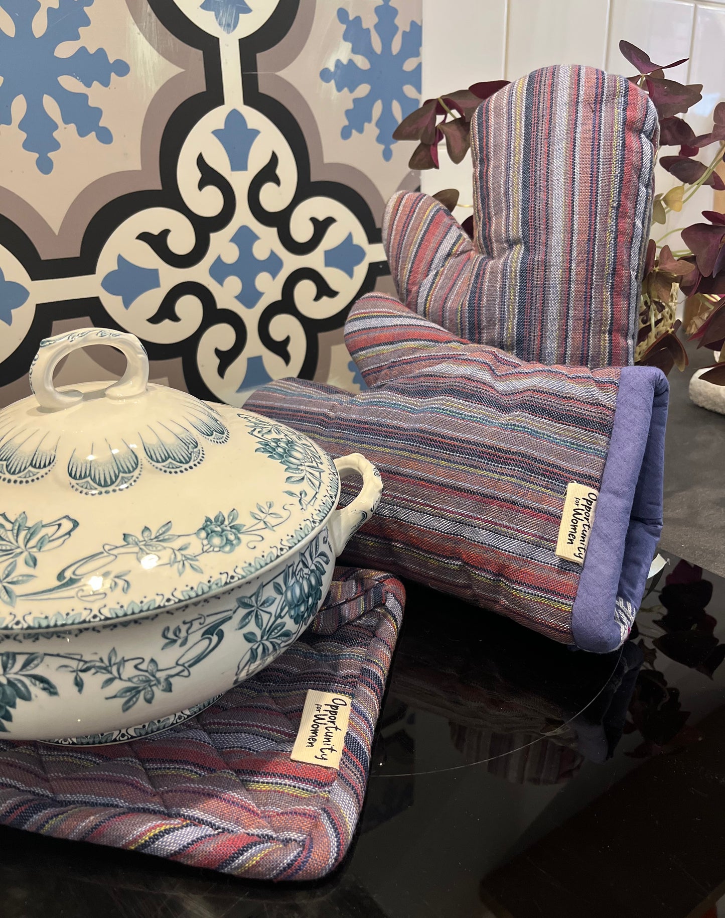 Blauer quadratischer Topflappen mit bunten Linien