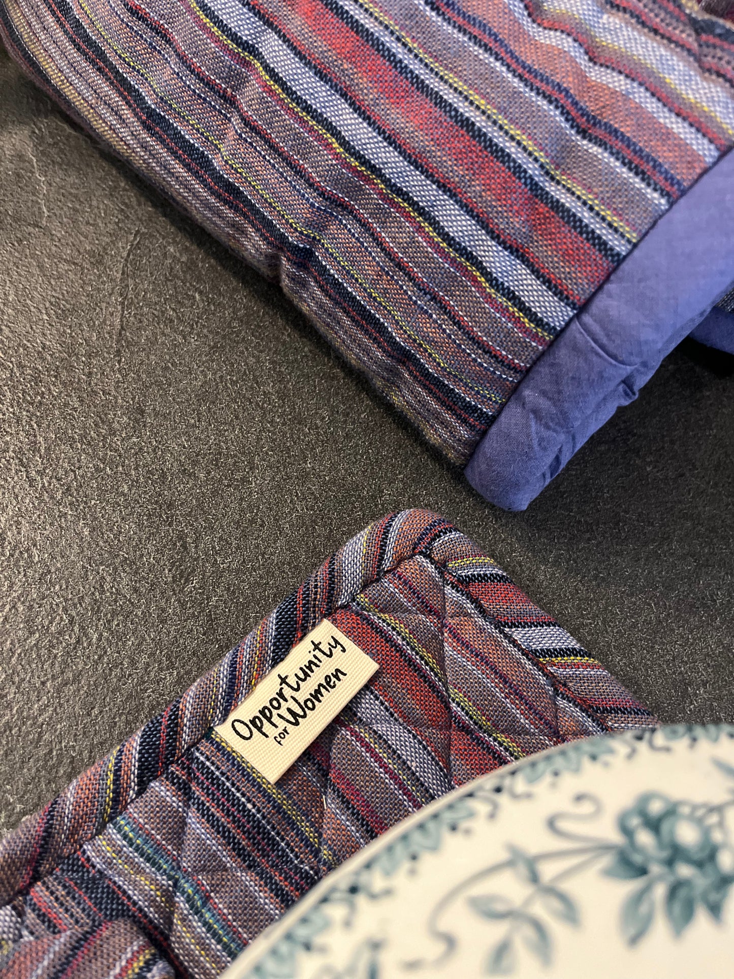 Blauer quadratischer Topflappen mit bunten Linien