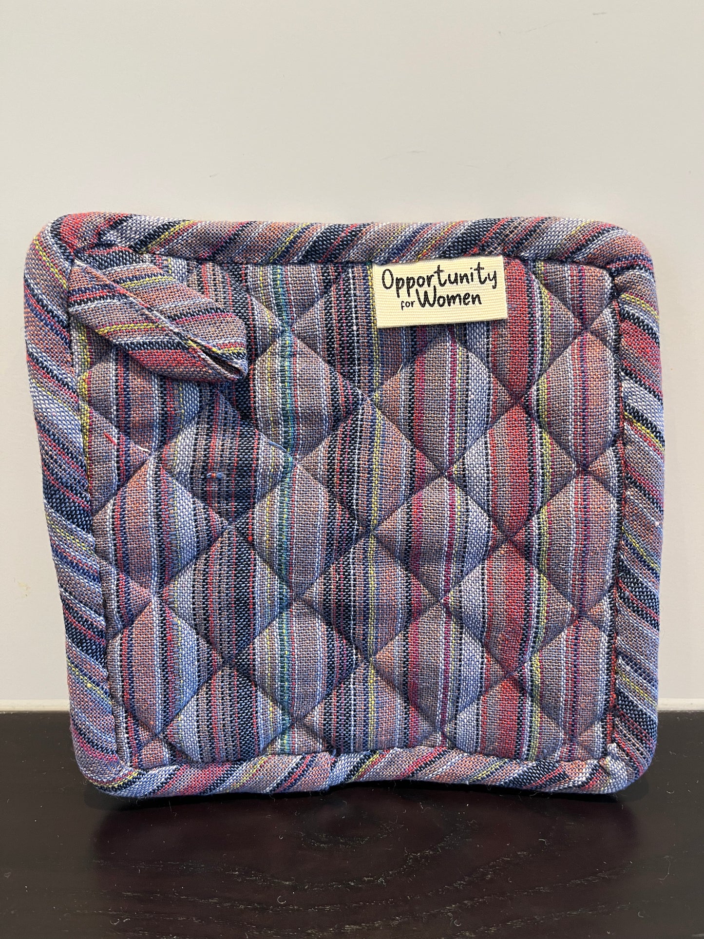 Blauer quadratischer Topflappen mit bunten Linien