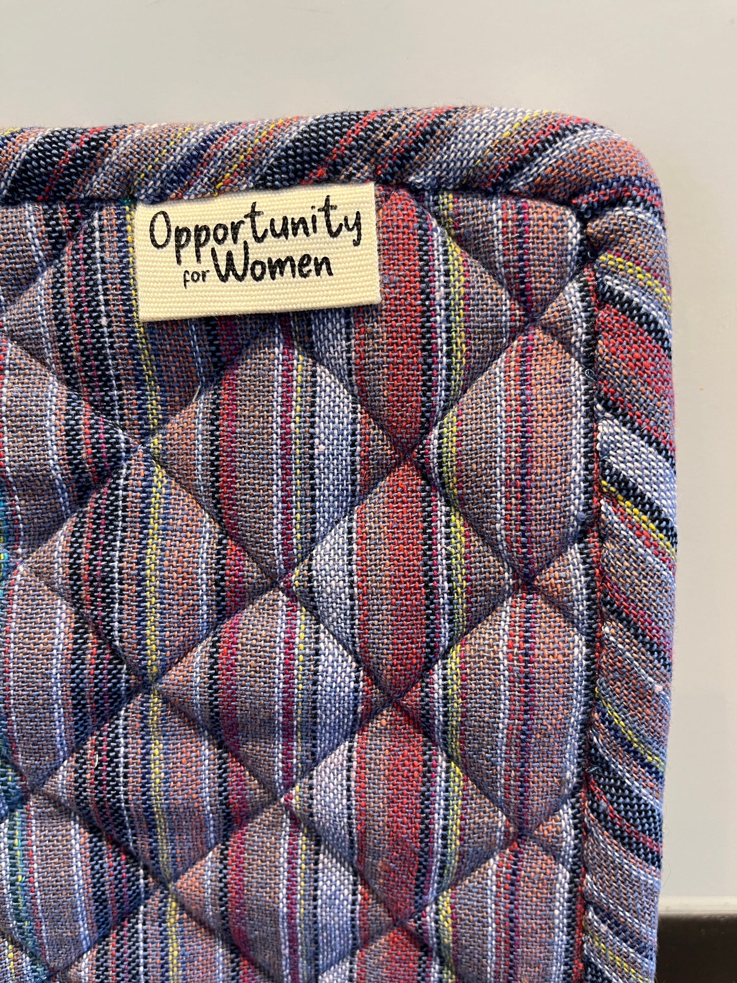 Blauer quadratischer Topflappen mit bunten Linien