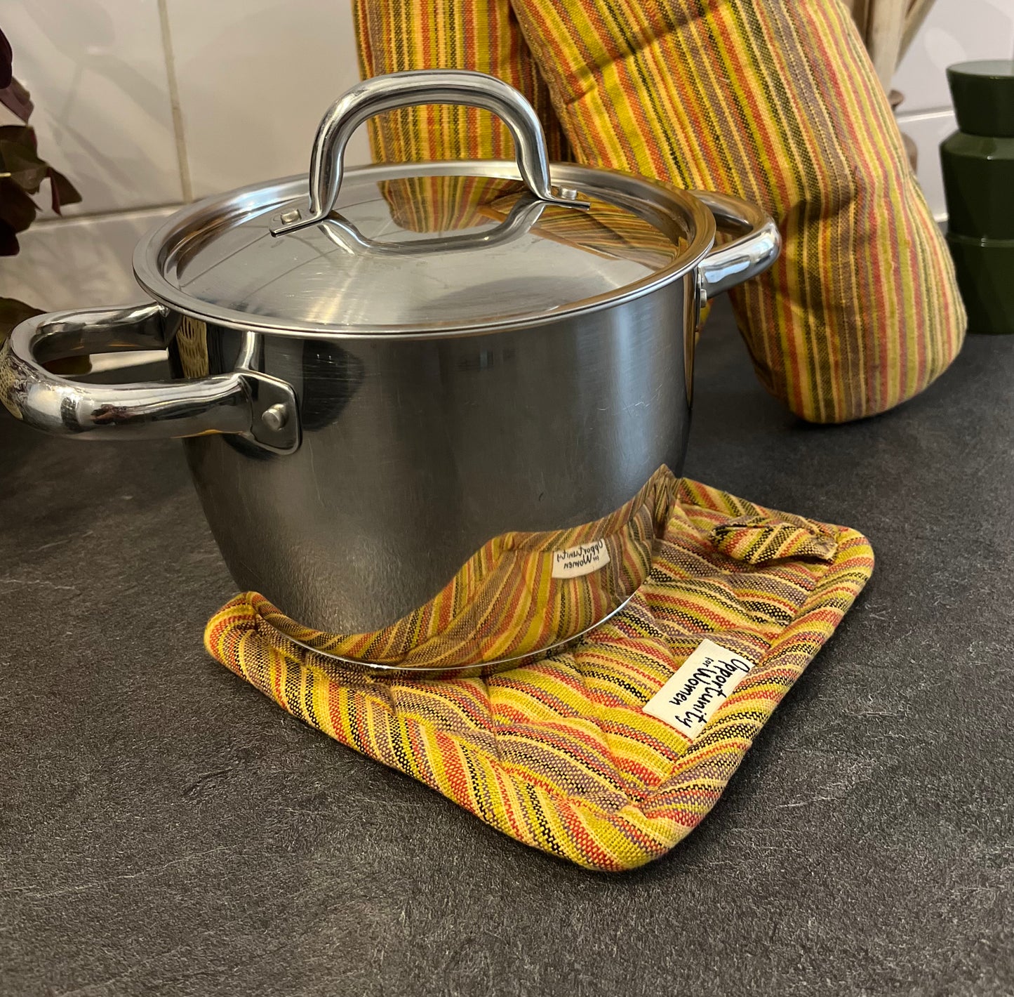 Gelber quadratischer Topflappen mit bunten Linien