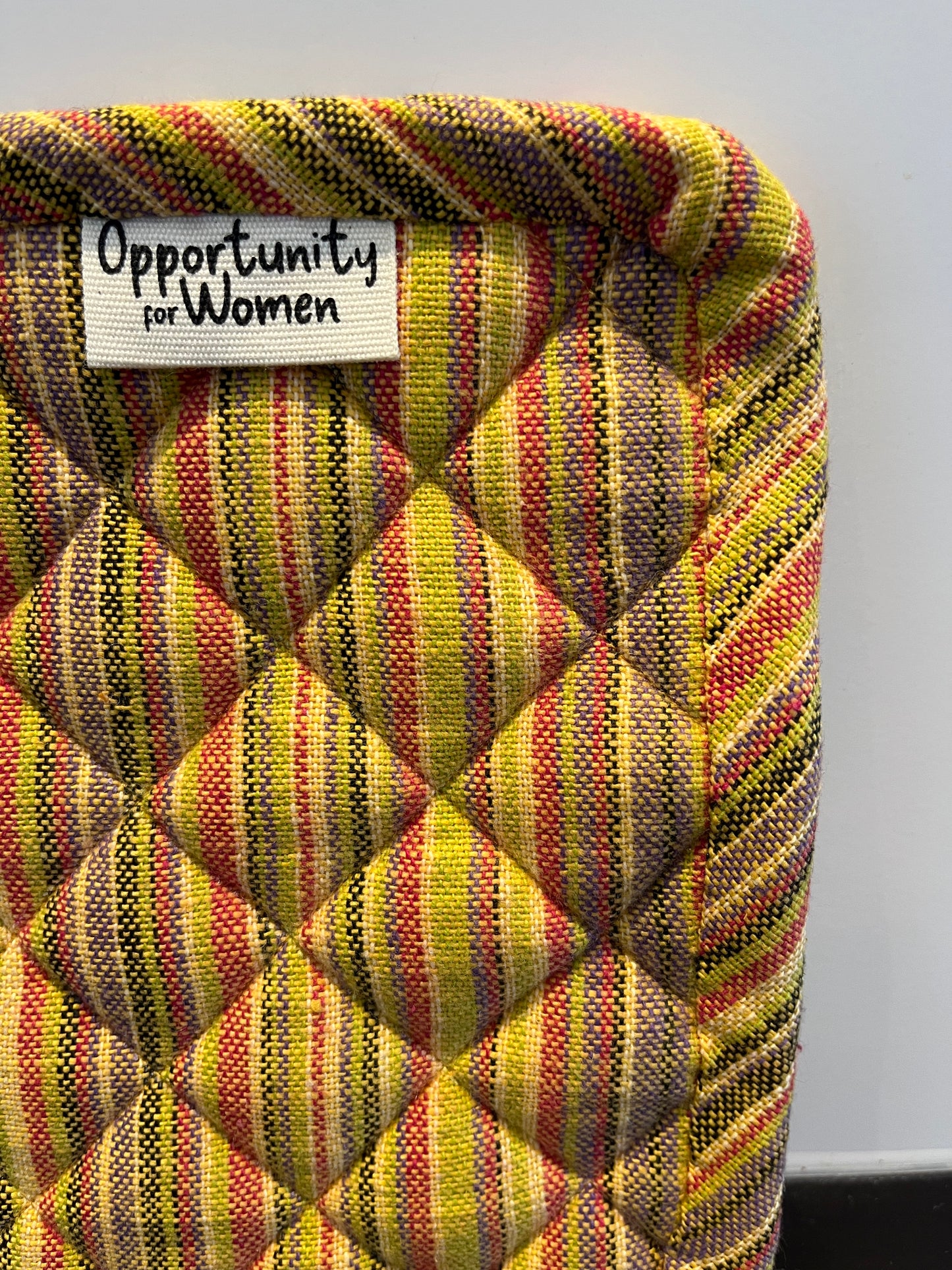 Gelber quadratischer Topflappen mit bunten Linien