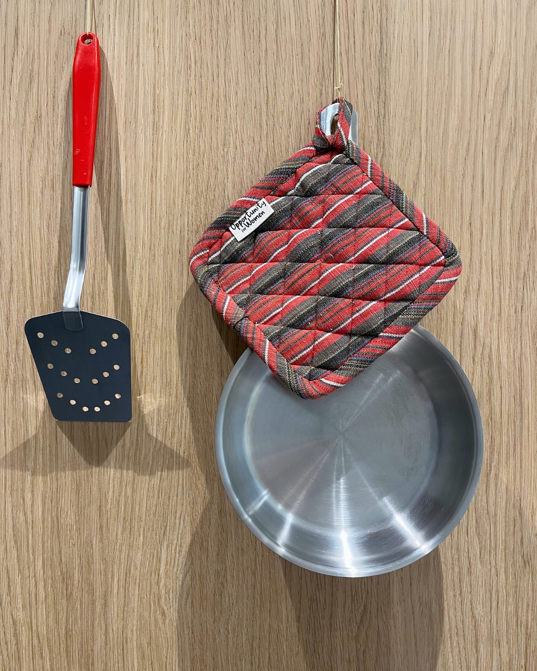 Roter und schwarzer quadratischer Ofenhandschuh