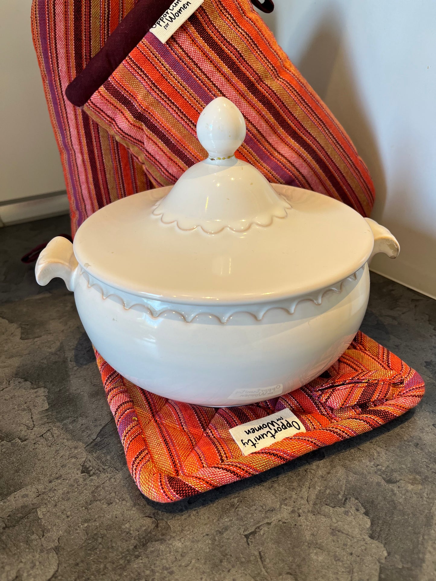 Roter quadratischer Topflappen mit bunten Linien