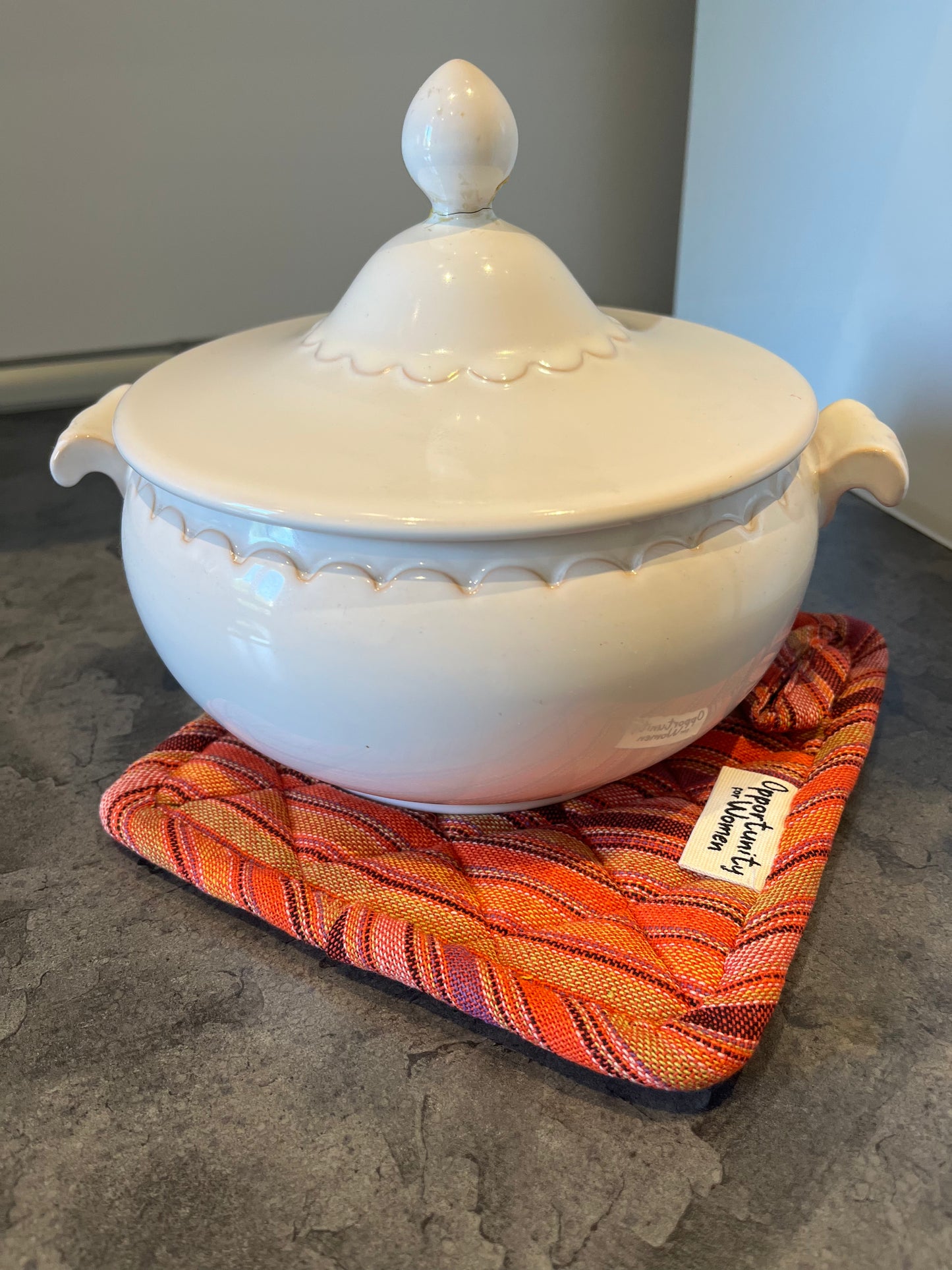 Roter quadratischer Topflappen mit bunten Linien