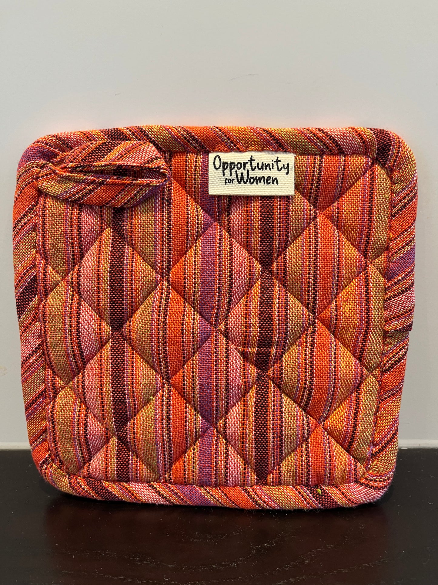 Roter quadratischer Topflappen mit bunten Linien