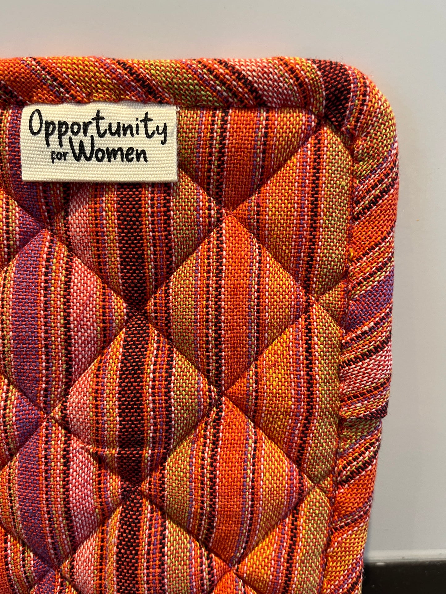 Roter quadratischer Topflappen mit bunten Linien