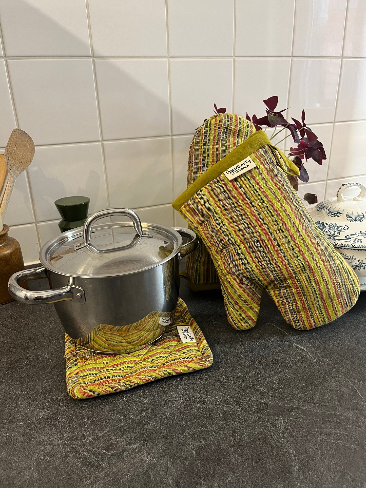 Grüner quadratischer Topflappen mit bunten Linien