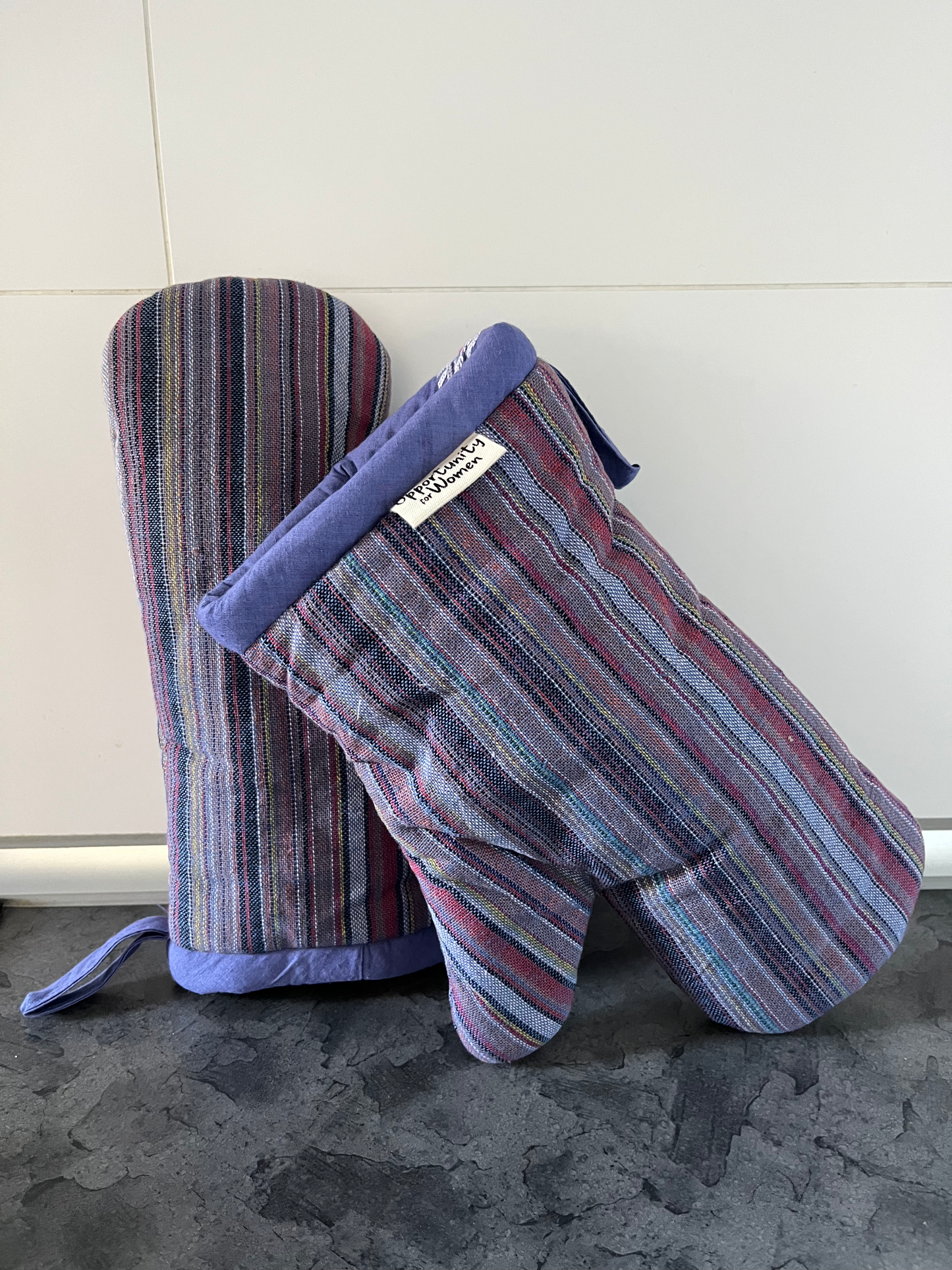 Blaue Topflappen mit bunten Linien 