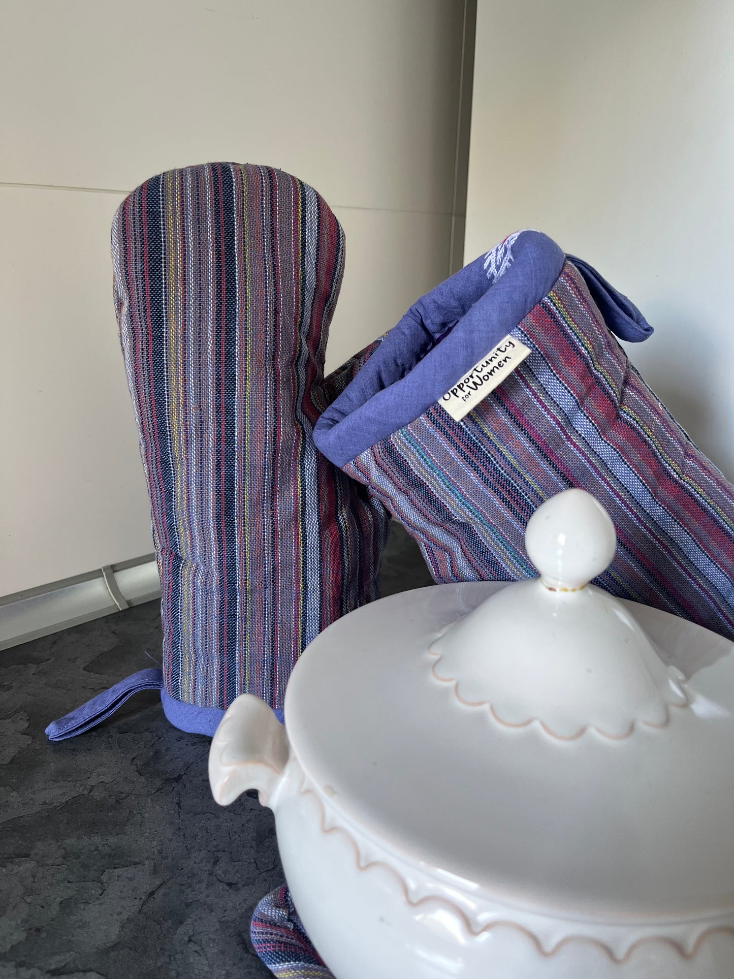 Blaue Topflappen mit bunten Linien 