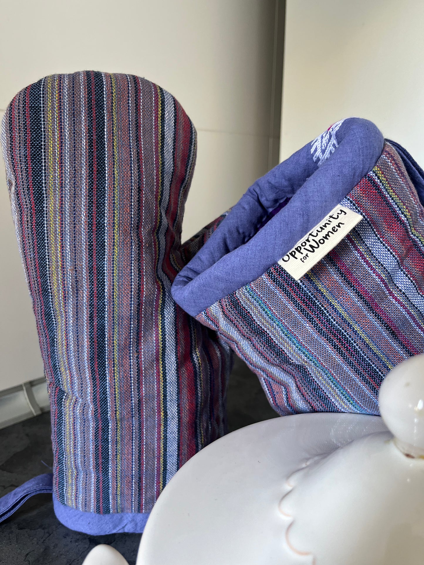 Blaue Topflappen mit bunten Linien 