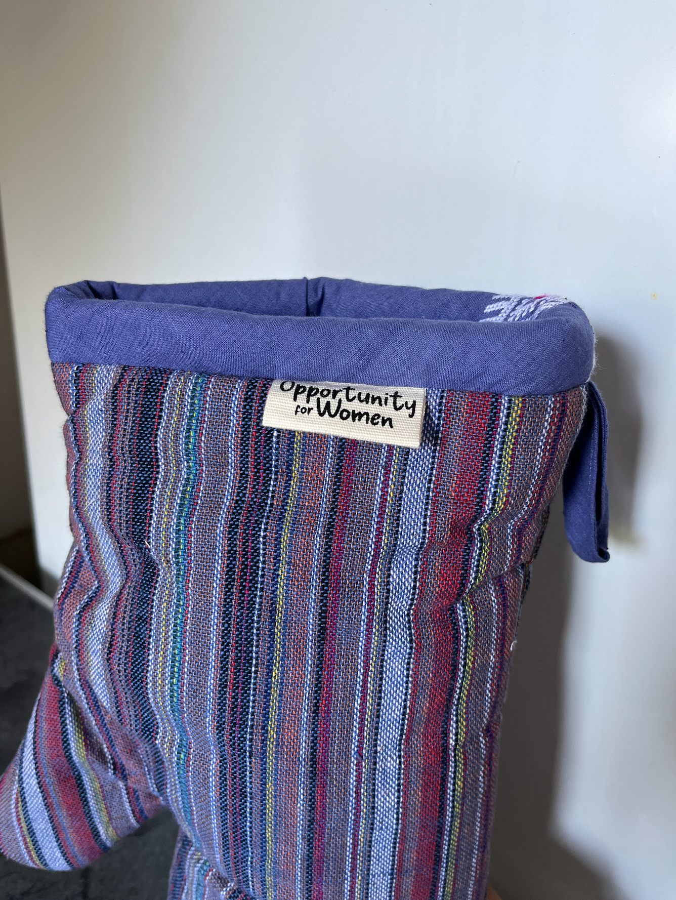 Blaue Topflappen mit bunten Linien 