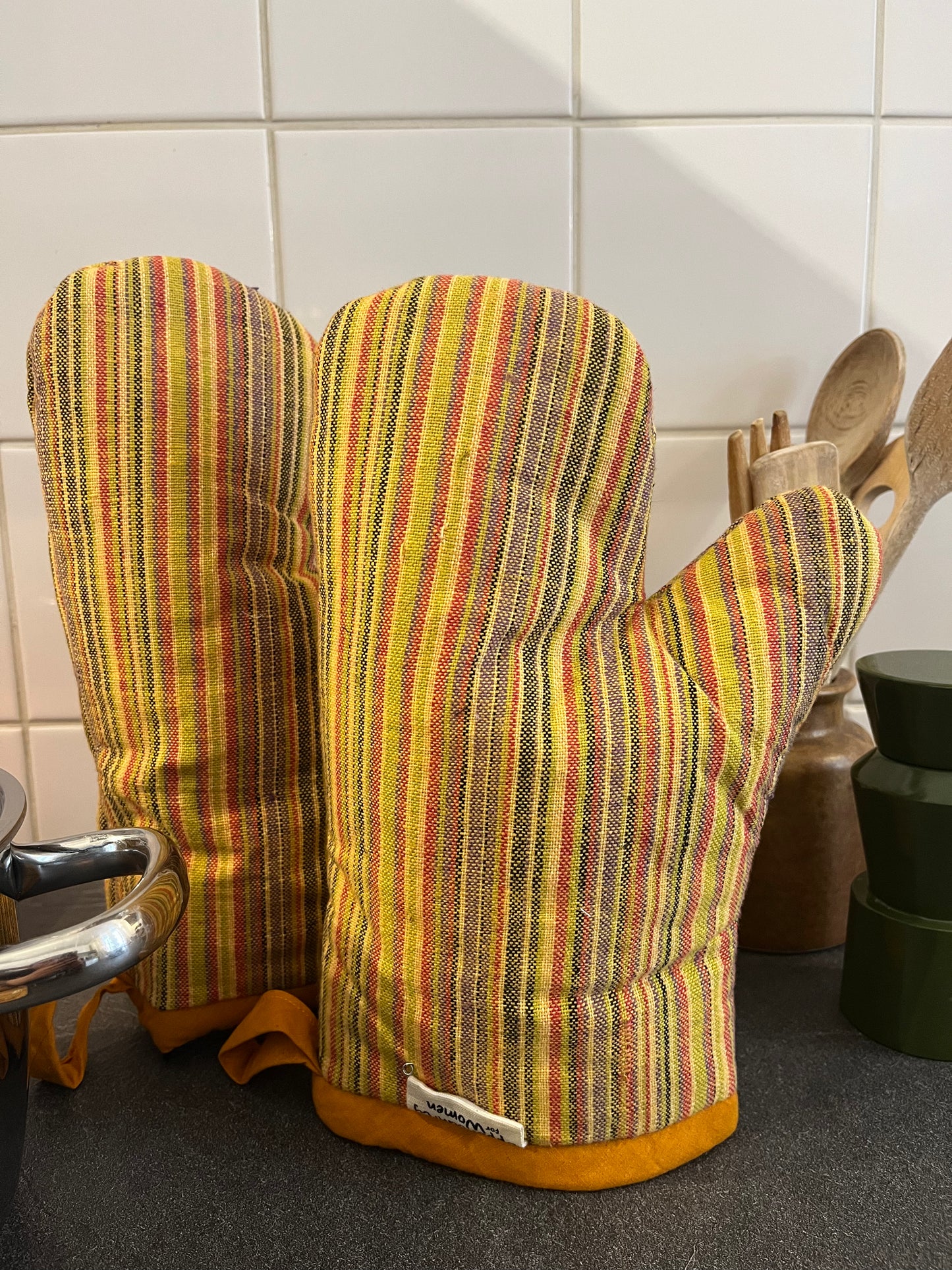 Gelbe Topflappen mit bunten Linien 